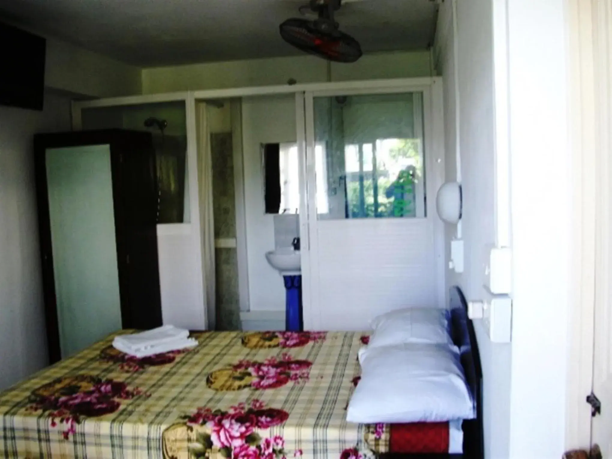 Budget Single Room - single occupancy in Auberge Le Saladier Budget Single Room - single occupancy in Auberge Le Saladier