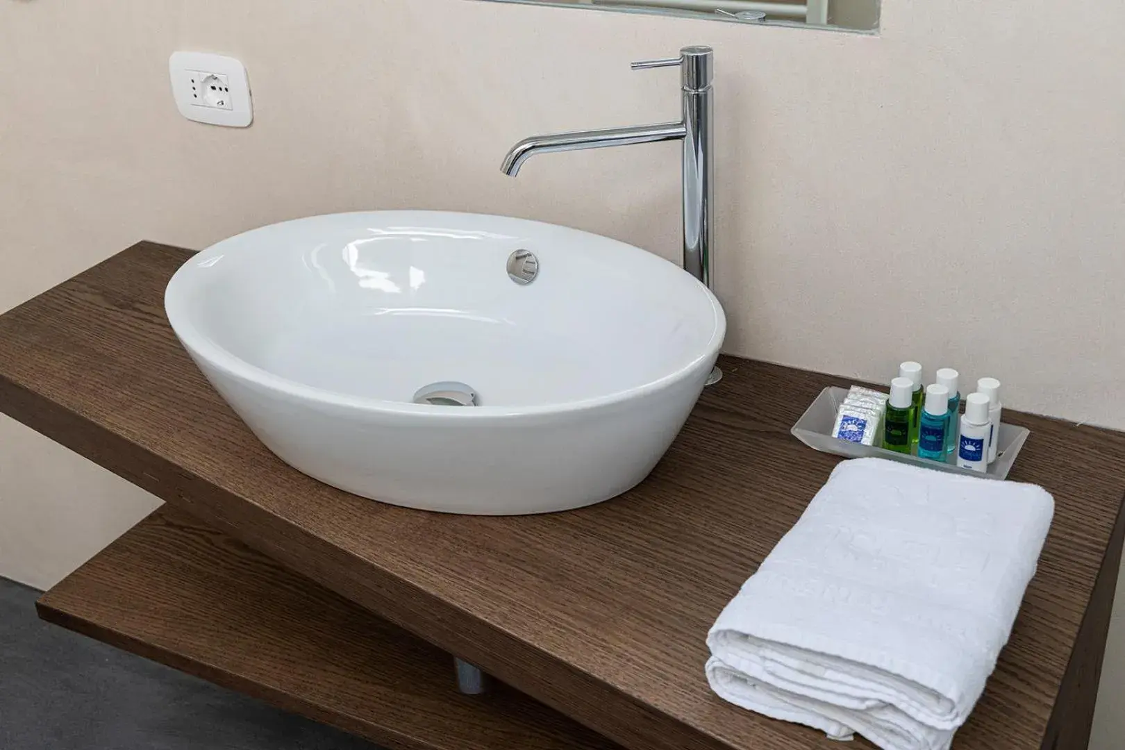 Deluxe Double or Twin Room with Mountain View in Hotel Continental - Tonelli Hotels Deluxe Double or Twin Room with Mountain View in Hotel Continental - Tonelli Hotels