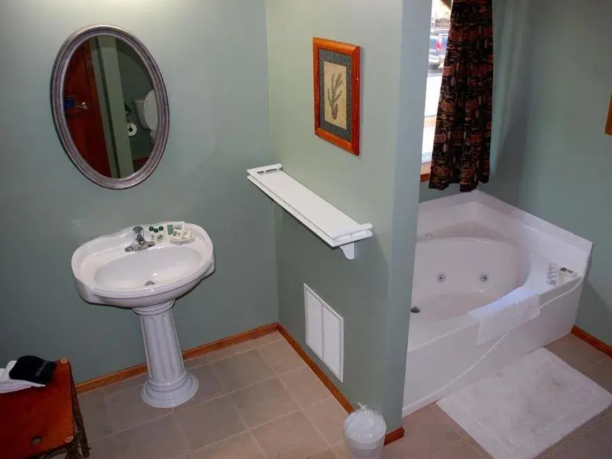 Queen Room in Long Mountain Lodge Bed & Breakfast Queen Room in Long Mountain Lodge Bed & Breakfast