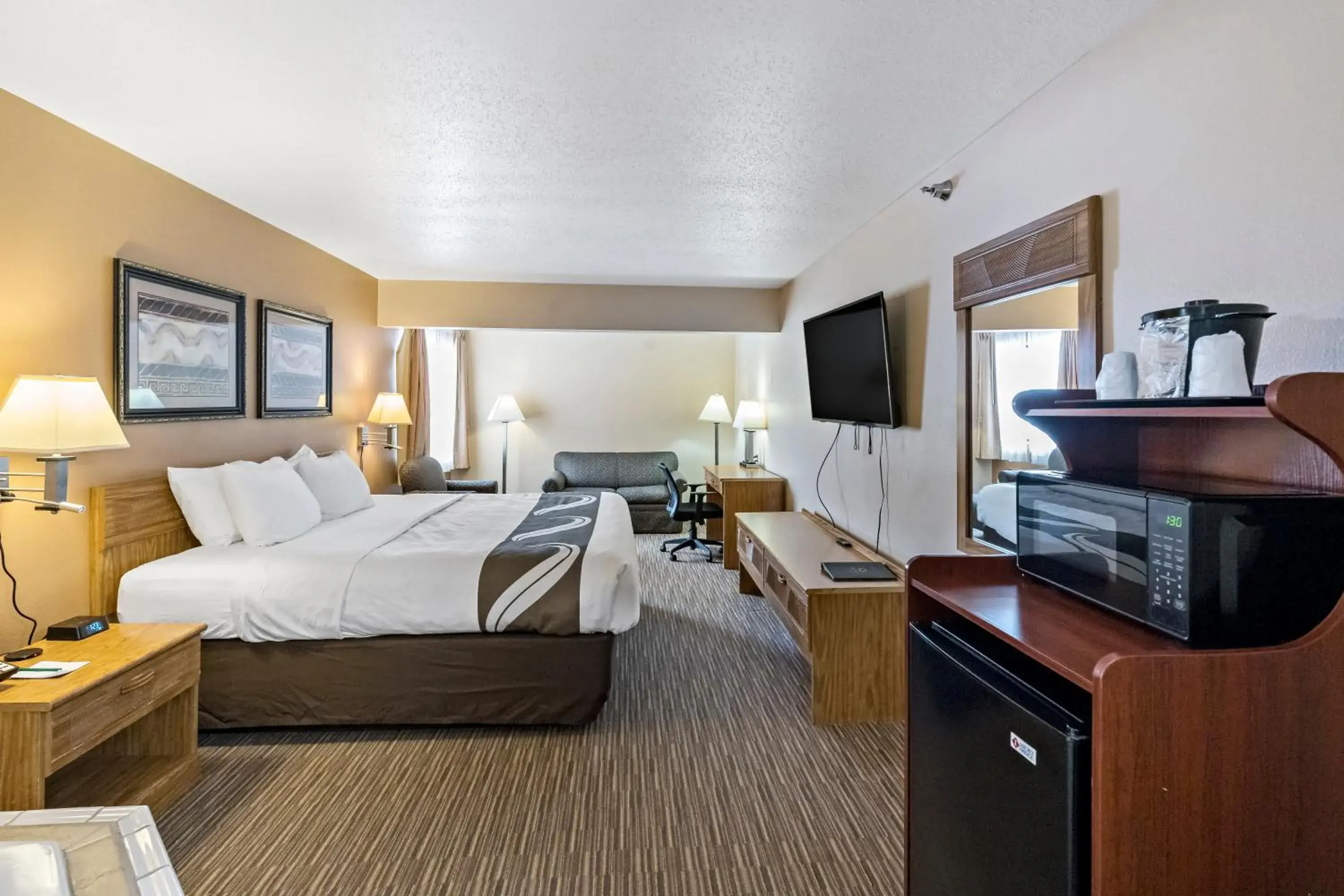 King Suite with Whirlpool - Non-Smoking in Quality Inn - Storm Lake King Suite with Whirlpool - Non-Smoking in Quality Inn - Storm Lake