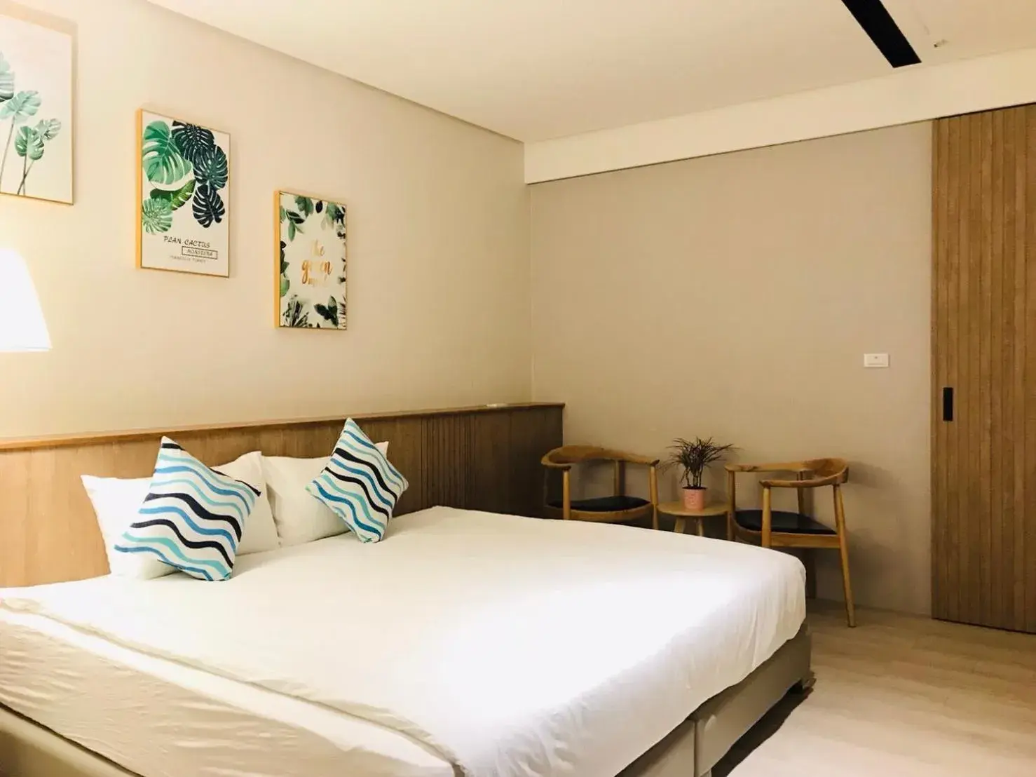 Deluxe King Room in Feng-Chi Inn Deluxe King Room in Feng-Chi Inn