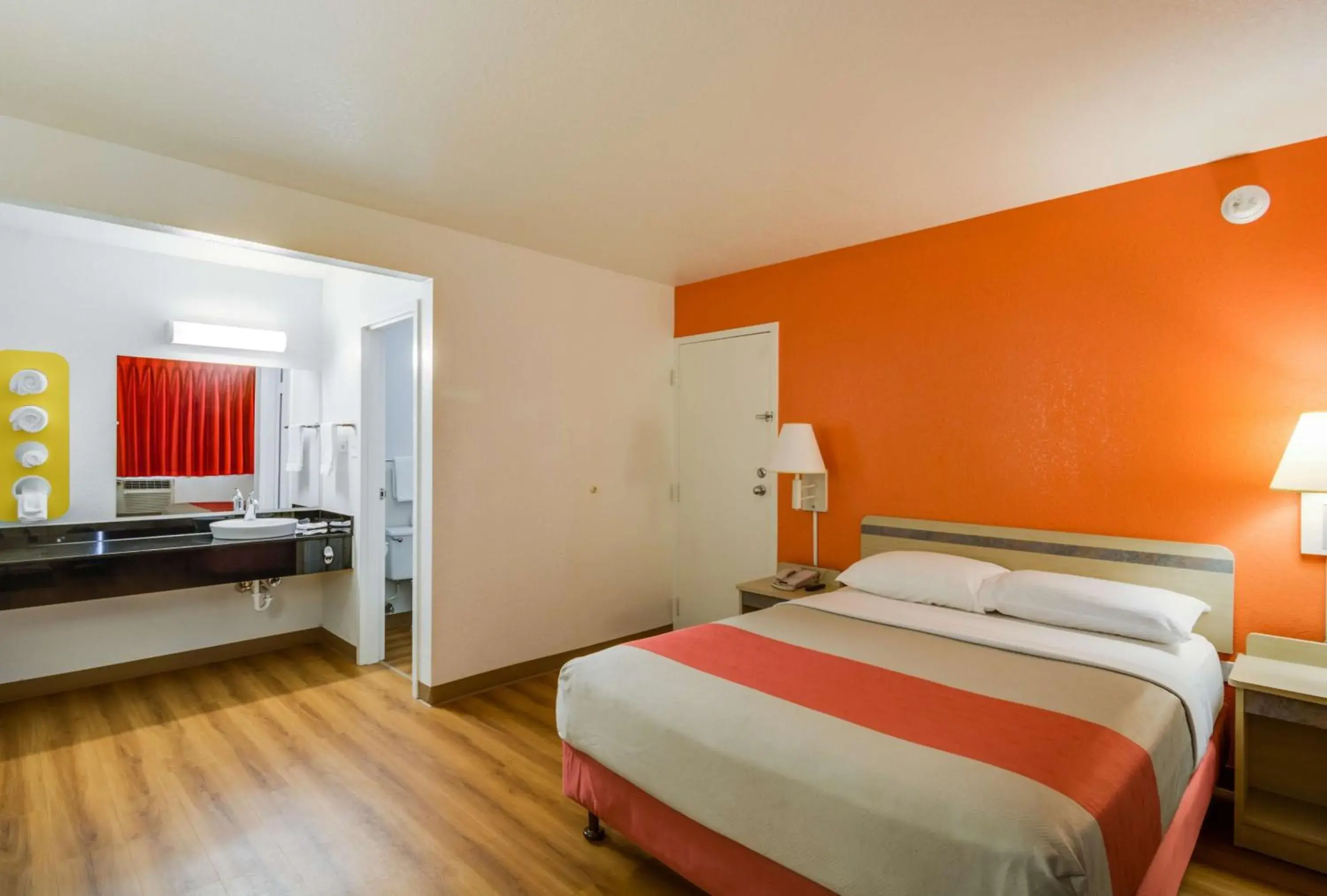 Queen Room - Non-Smoking in Motel 6-Schiller Park, IL - Chicago O'Hare Queen Room - Non-Smoking in Motel 6-Schiller Park, IL - Chicago O'Hare