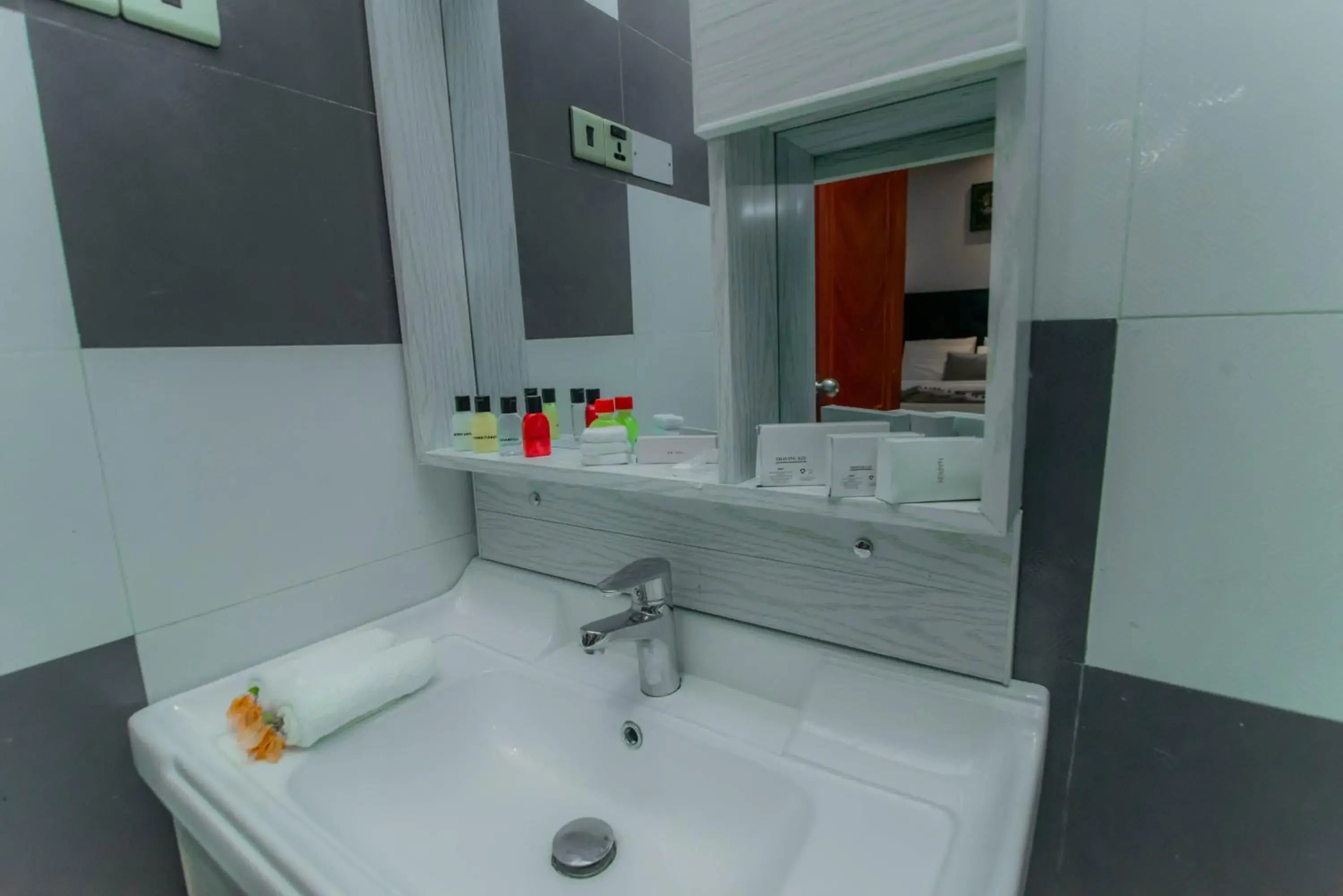 Luxury Deluxe Triple Room with Pool View in Royal Reach Udawalawe Luxury Deluxe Triple Room with Pool View in Royal Reach Udawalawe