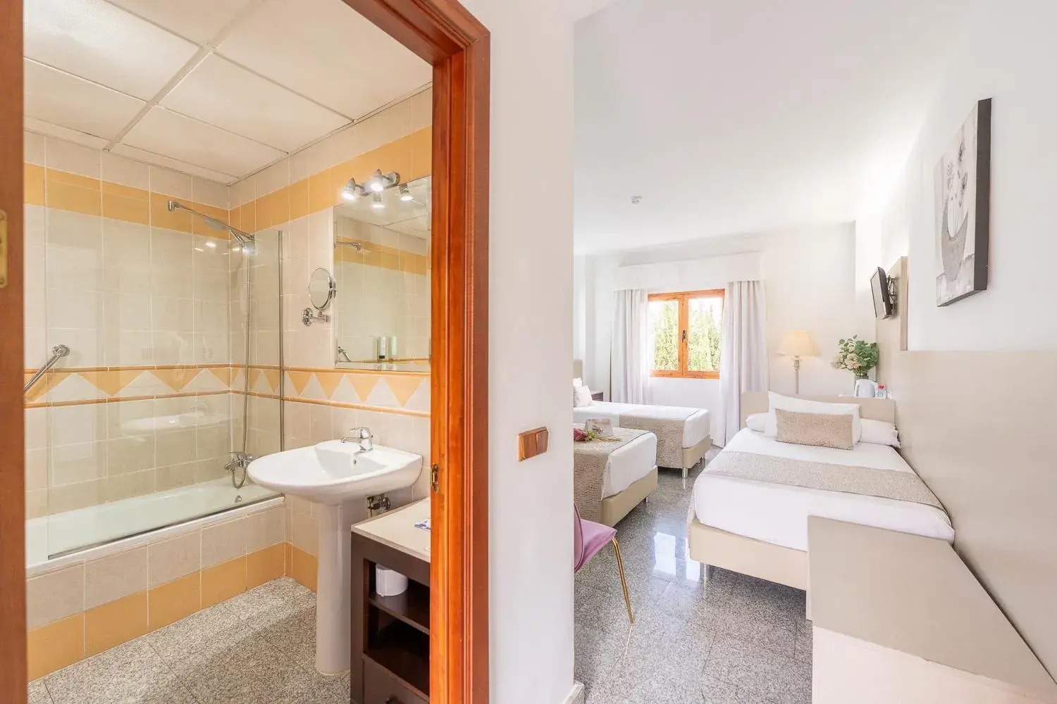 Triple Room in Hotel Plaza Del Castillo Triple Room in Hotel Plaza Del Castillo