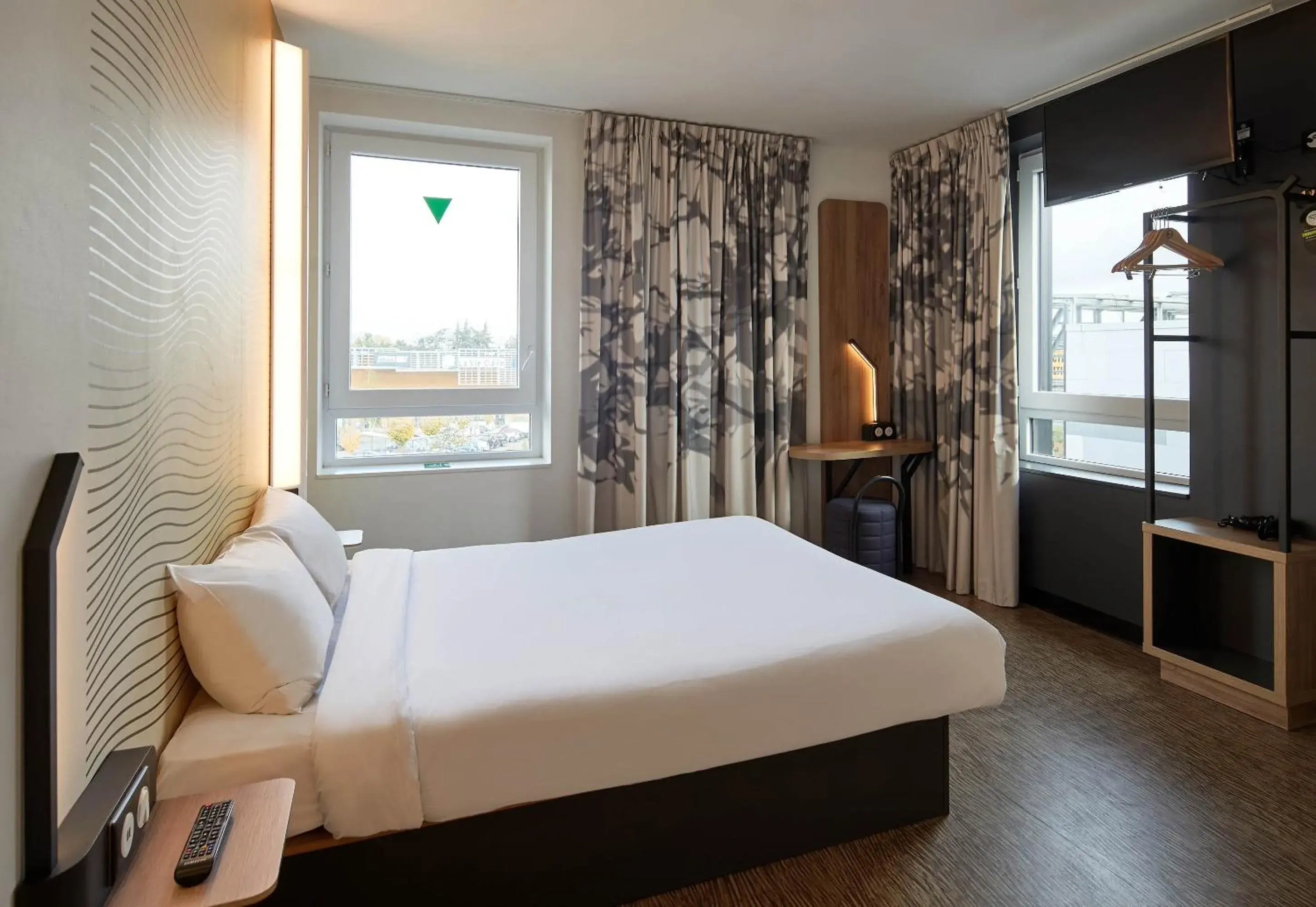 Double Room - Disability Access in B&B HOTEL Cergy Saint Christophe Double Room - Disability Access in B&B HOTEL Cergy Saint Christophe