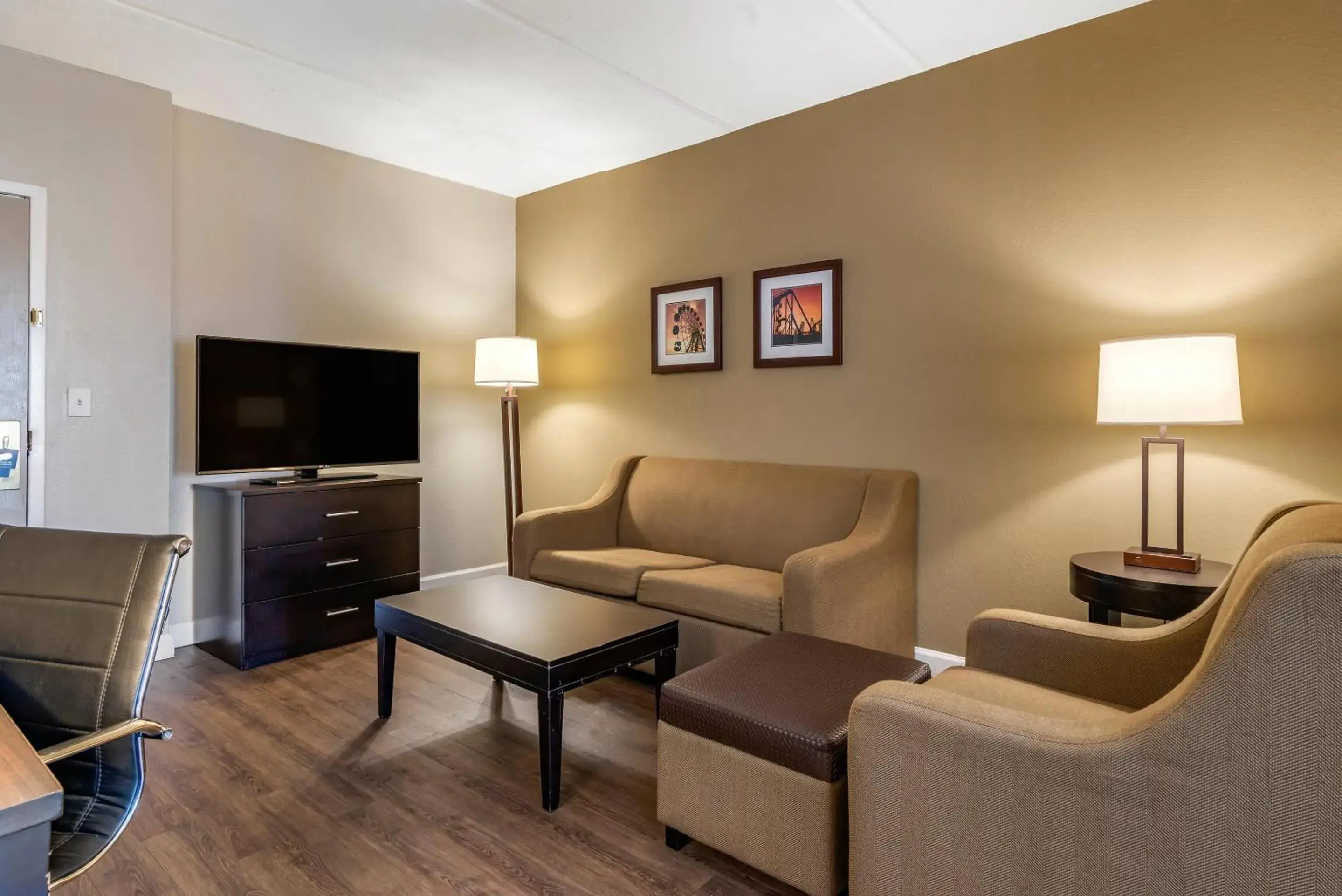 King Suite with Sofa Bed in Comfort Inn & Suites near Six Flags King Suite with Sofa Bed in Comfort Inn & Suites near Six Flags