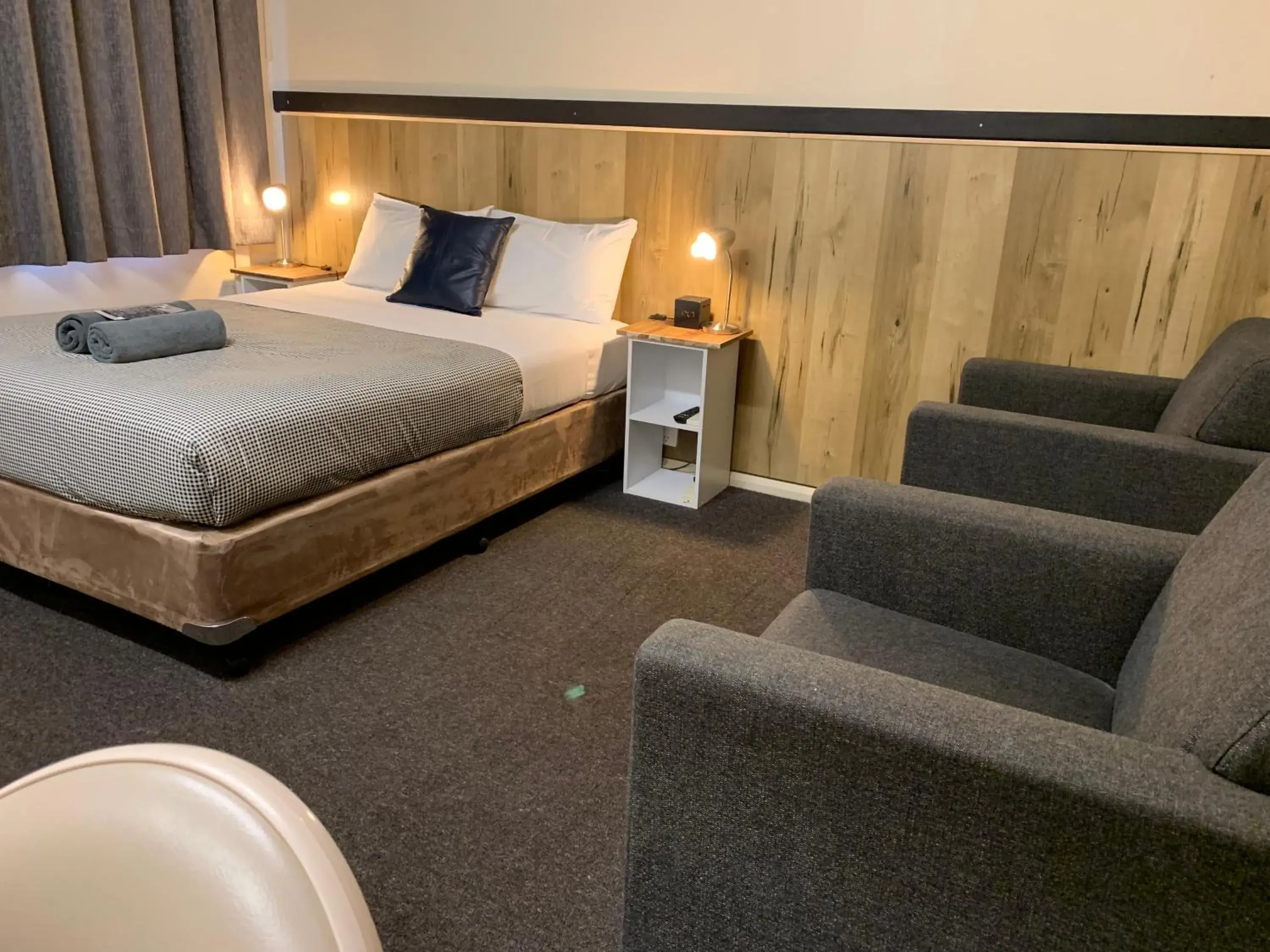 Deluxe Queen Room in Wattle Tree Motel Deluxe Queen Room in Wattle Tree Motel