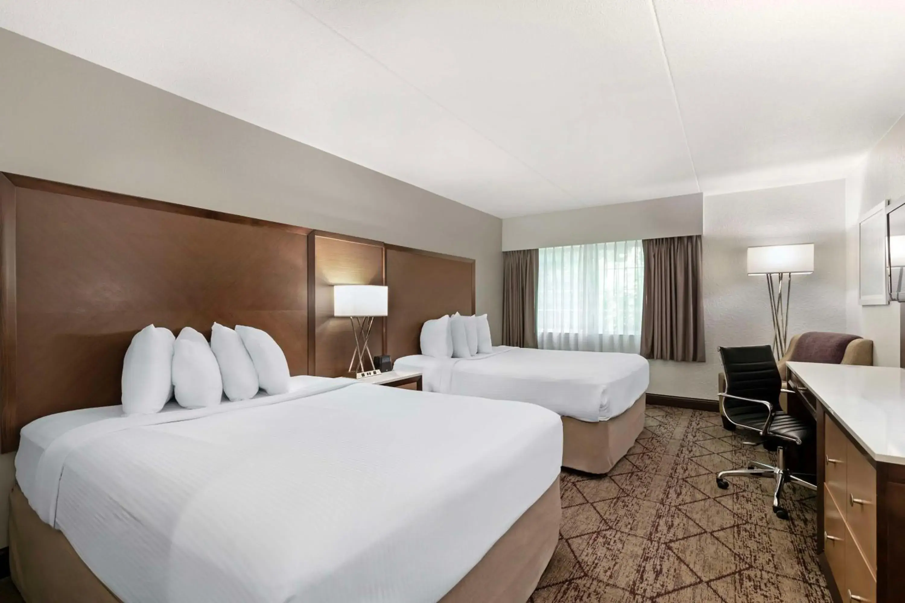 Queen Room with Two Queen Beds with Pool View - Non-smoking in Best Western Plus Longbranch Hotel & Convention Center Queen Room with Two Queen Beds with Pool View - Non-smoking in Best Western Plus Longbranch Hotel & Convention Center