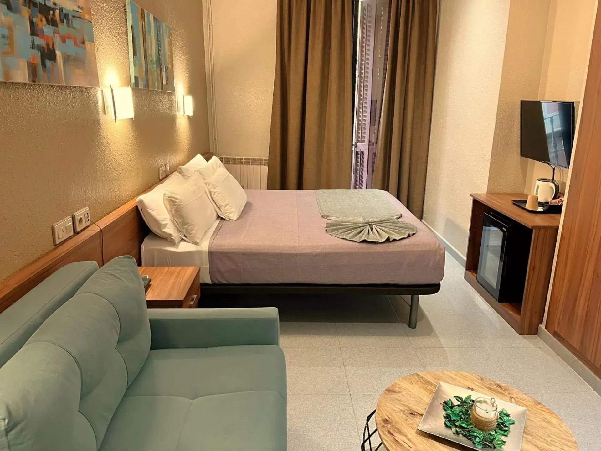 Superior Queen Room in Hostal Iznájar Barcelona Superior Queen Room in Hostal Iznájar Barcelona