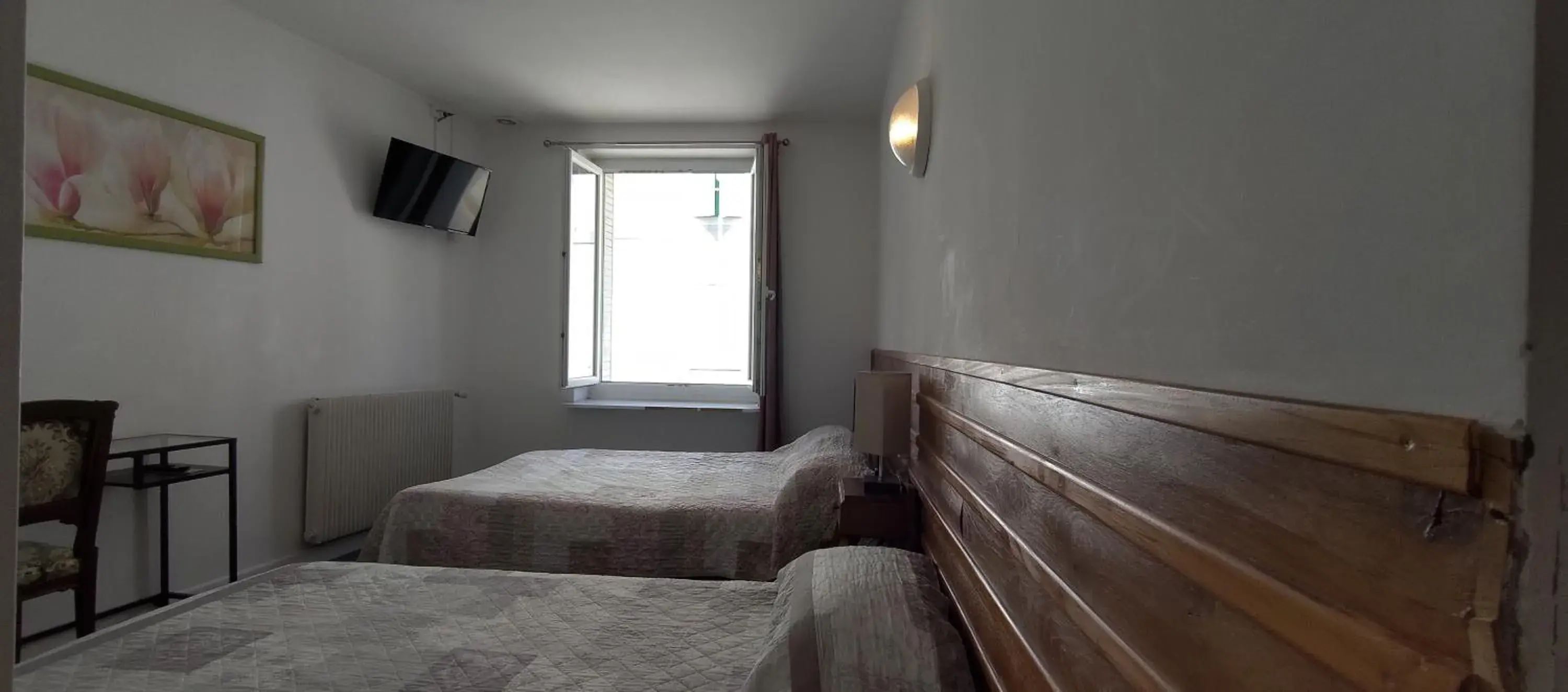 Triple Room in Hôtel des Jacobines Triple Room in Hôtel des Jacobines