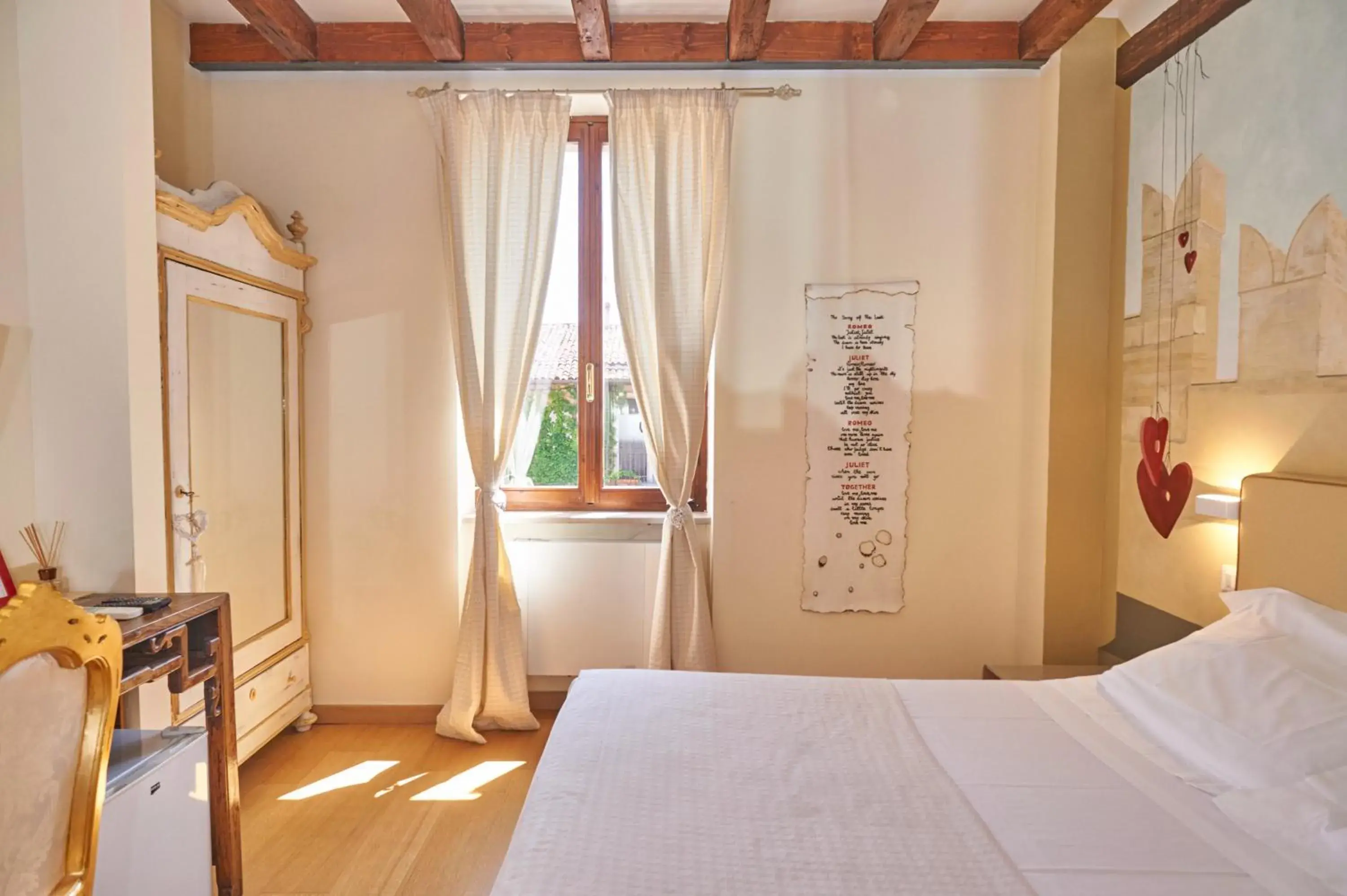 Superior Double Room with View in Le Suite Di Giulietta Superior Double Room with View in Le Suite Di Giulietta