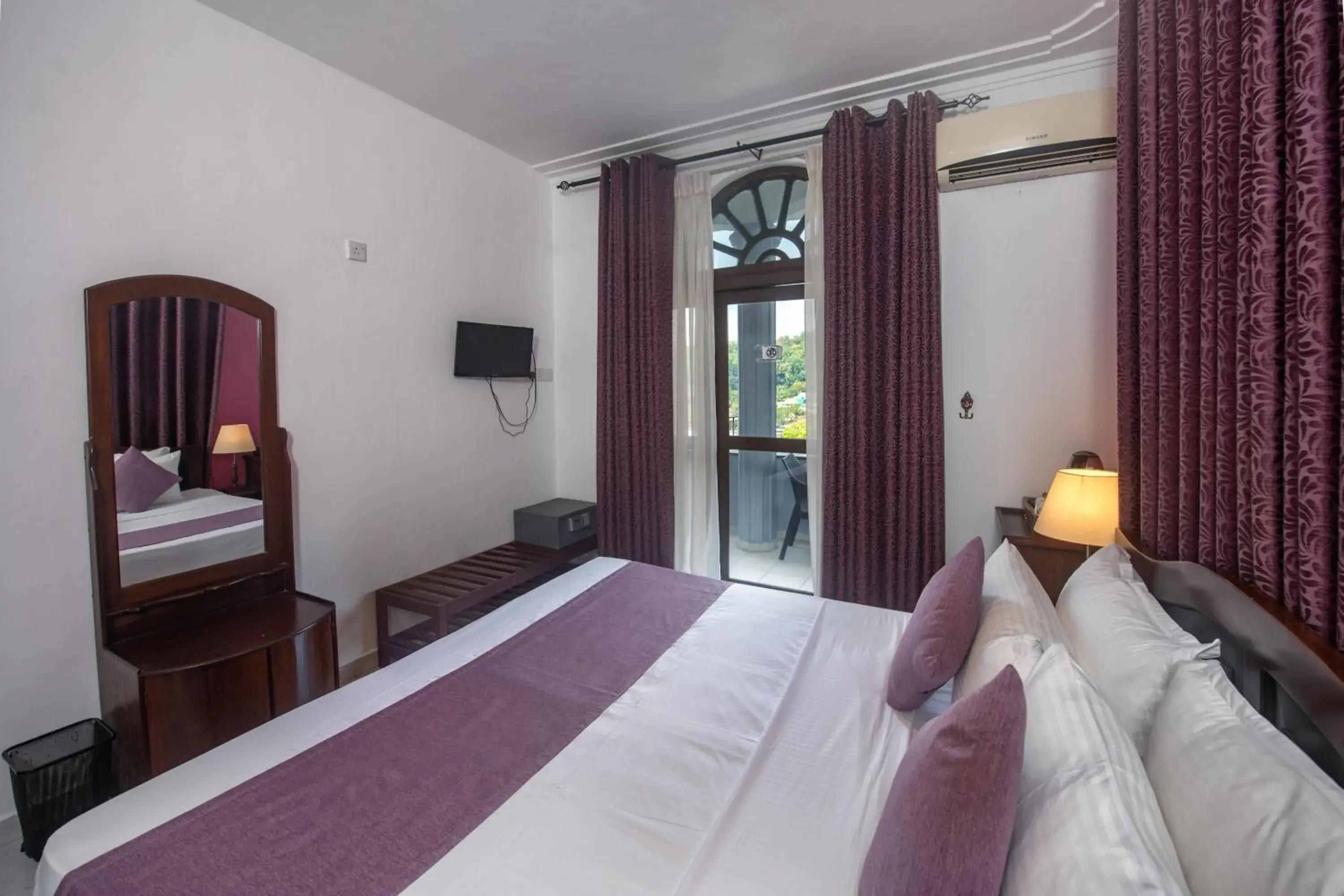 Double Room with Lake View - single occupancy in Ceyloni Lake Residency Double Room with Lake View - single occupancy in Ceyloni Lake Residency