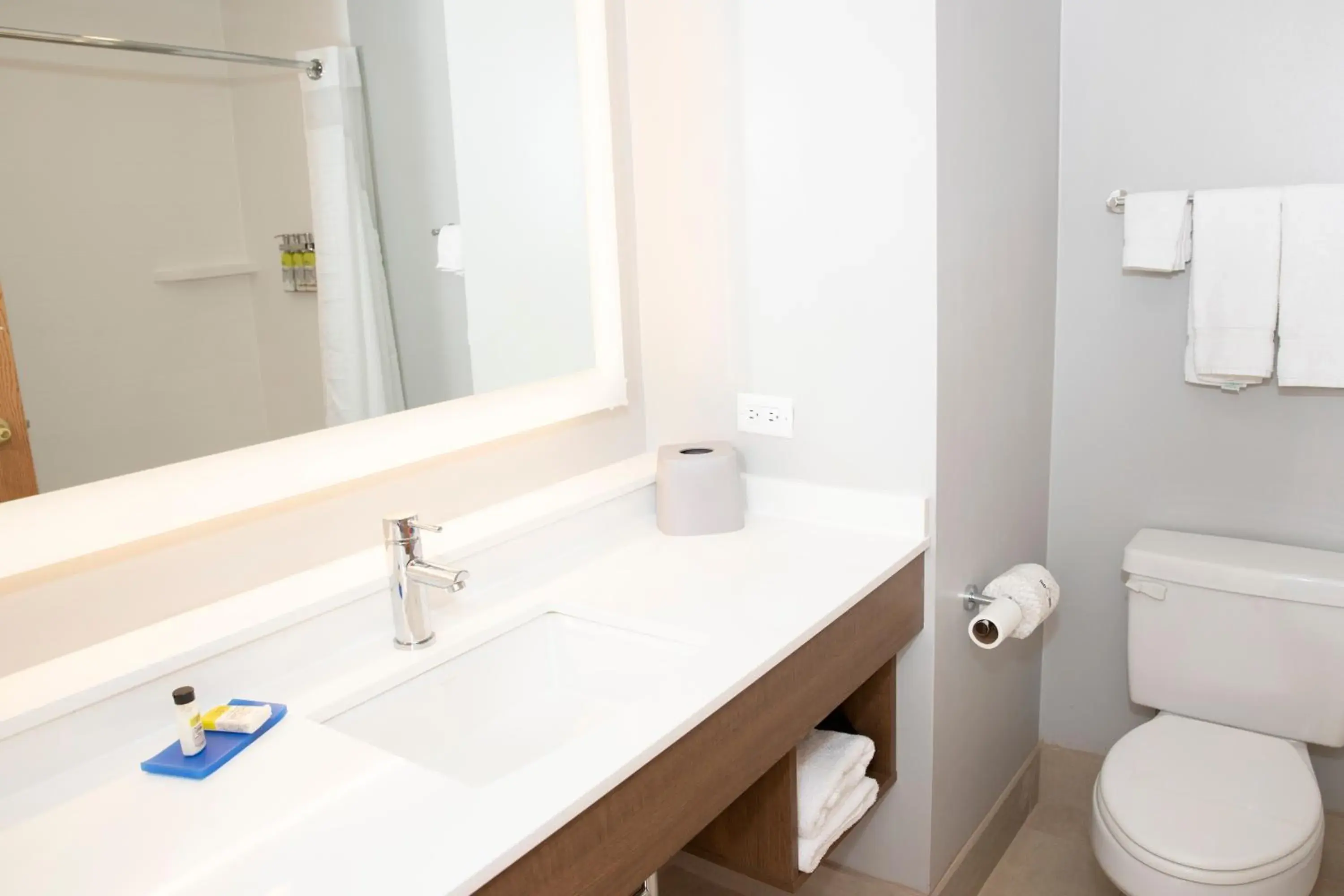 Standard Room with Two Queen Beds in Holiday Inn Express - Toledo West - Napoleon by IHG Standard Room with Two Queen Beds in Holiday Inn Express - Toledo West - Napoleon by IHG