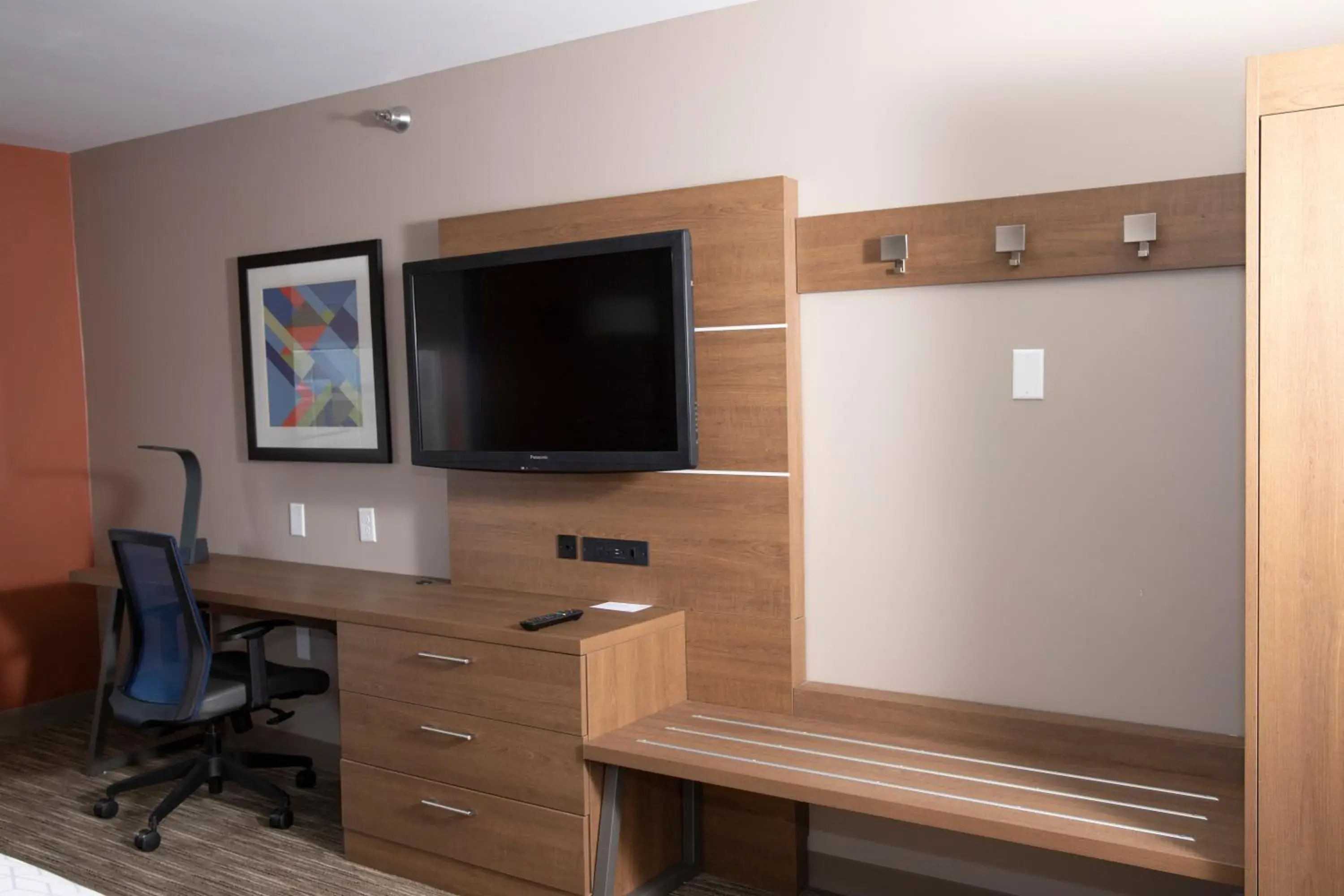 Standard King Room in Holiday Inn Express - Toledo West - Napoleon by IHG Standard King Room in Holiday Inn Express - Toledo West - Napoleon by IHG