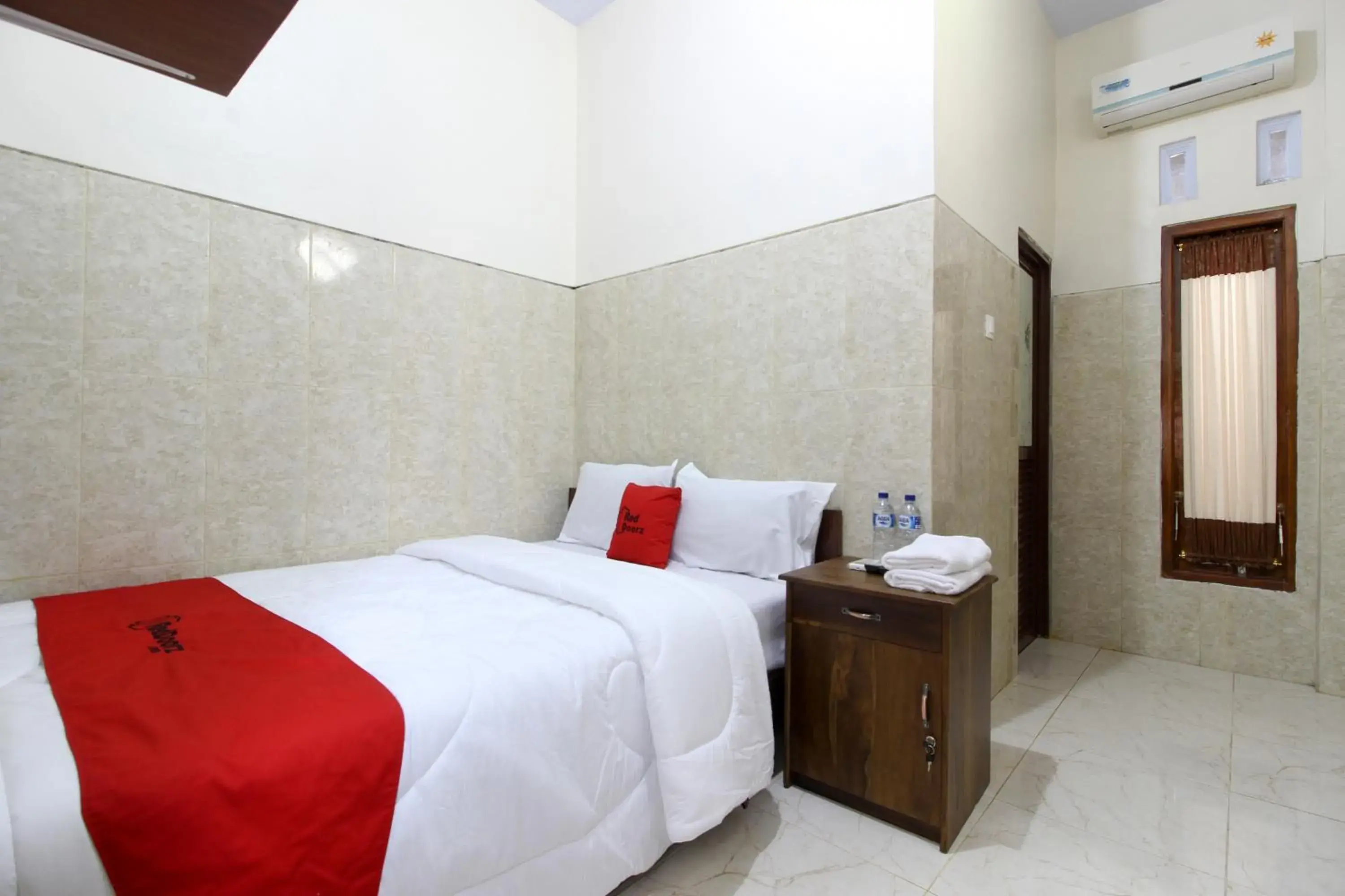 Double Room in RedDoorz near Museum Gunung Merapi Double Room in RedDoorz near Museum Gunung Merapi