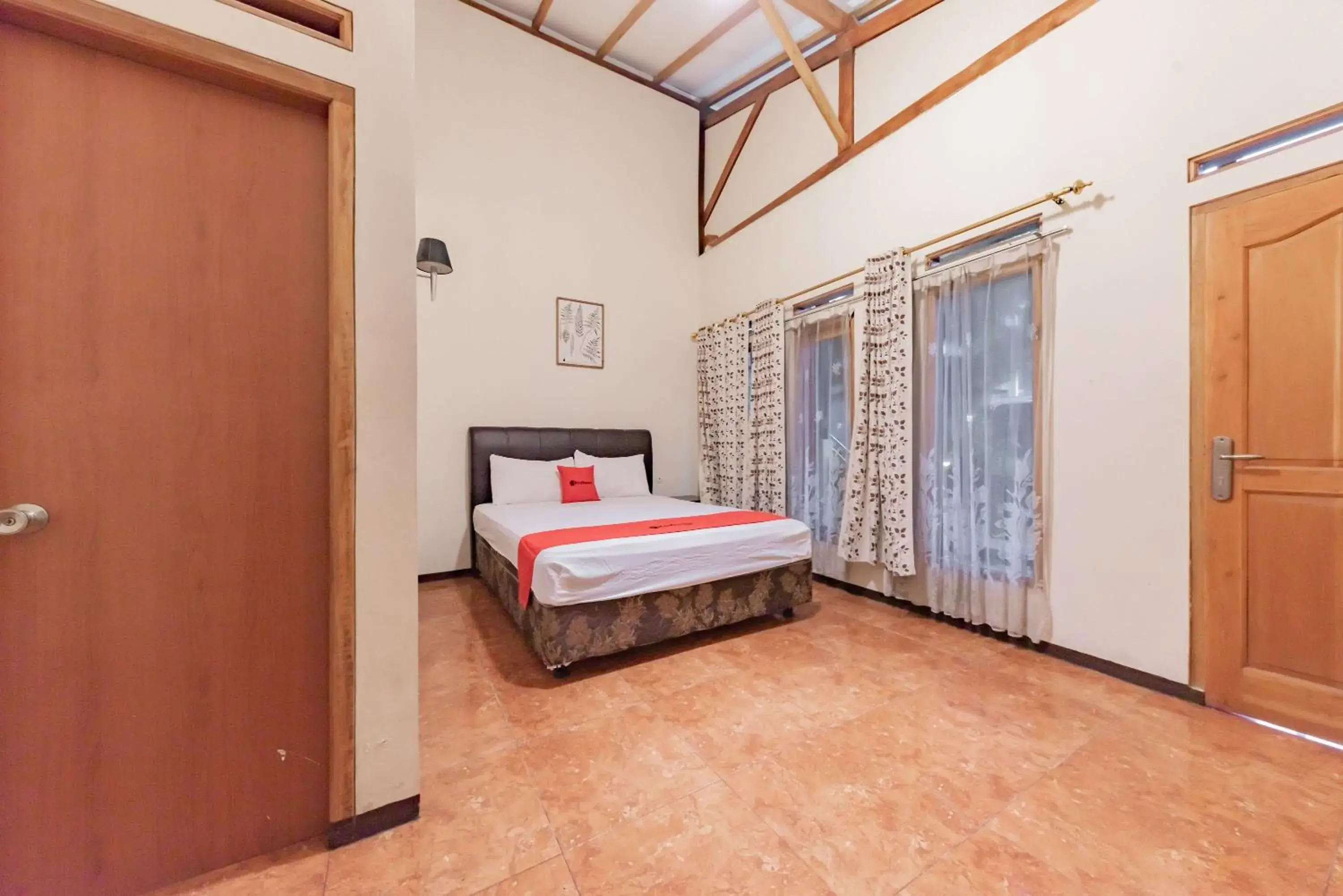 Deluxe Double Room with Balcony in Vaccinated Staff - OYO 677 Rianes Family Guest House Deluxe Double Room with Balcony in Vaccinated Staff - OYO 677 Rianes Family Guest House