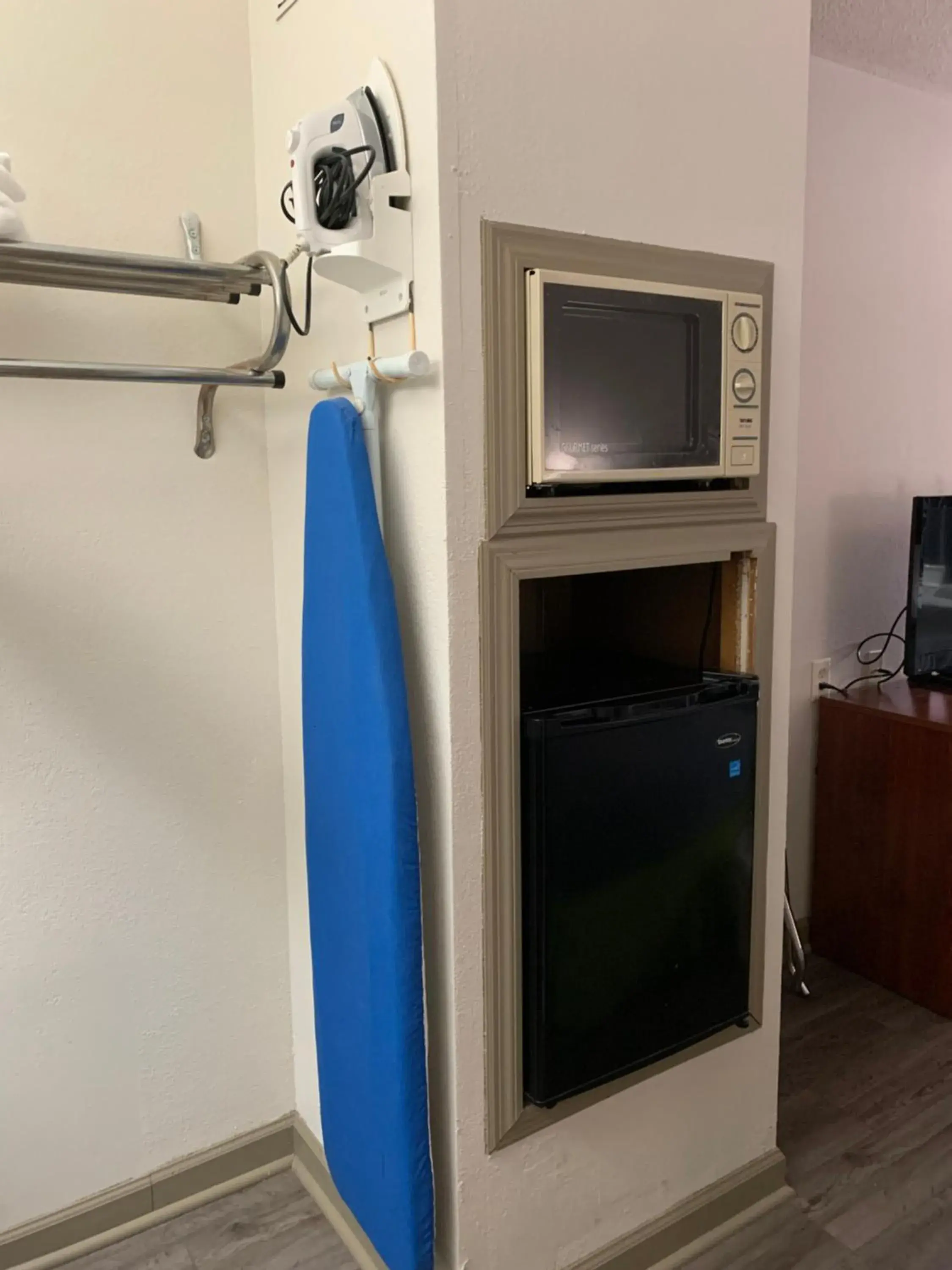 Queen Room with Two Queen Beds - Non-Smoking in Econo Lodge Queen Room with Two Queen Beds - Non-Smoking in Econo Lodge