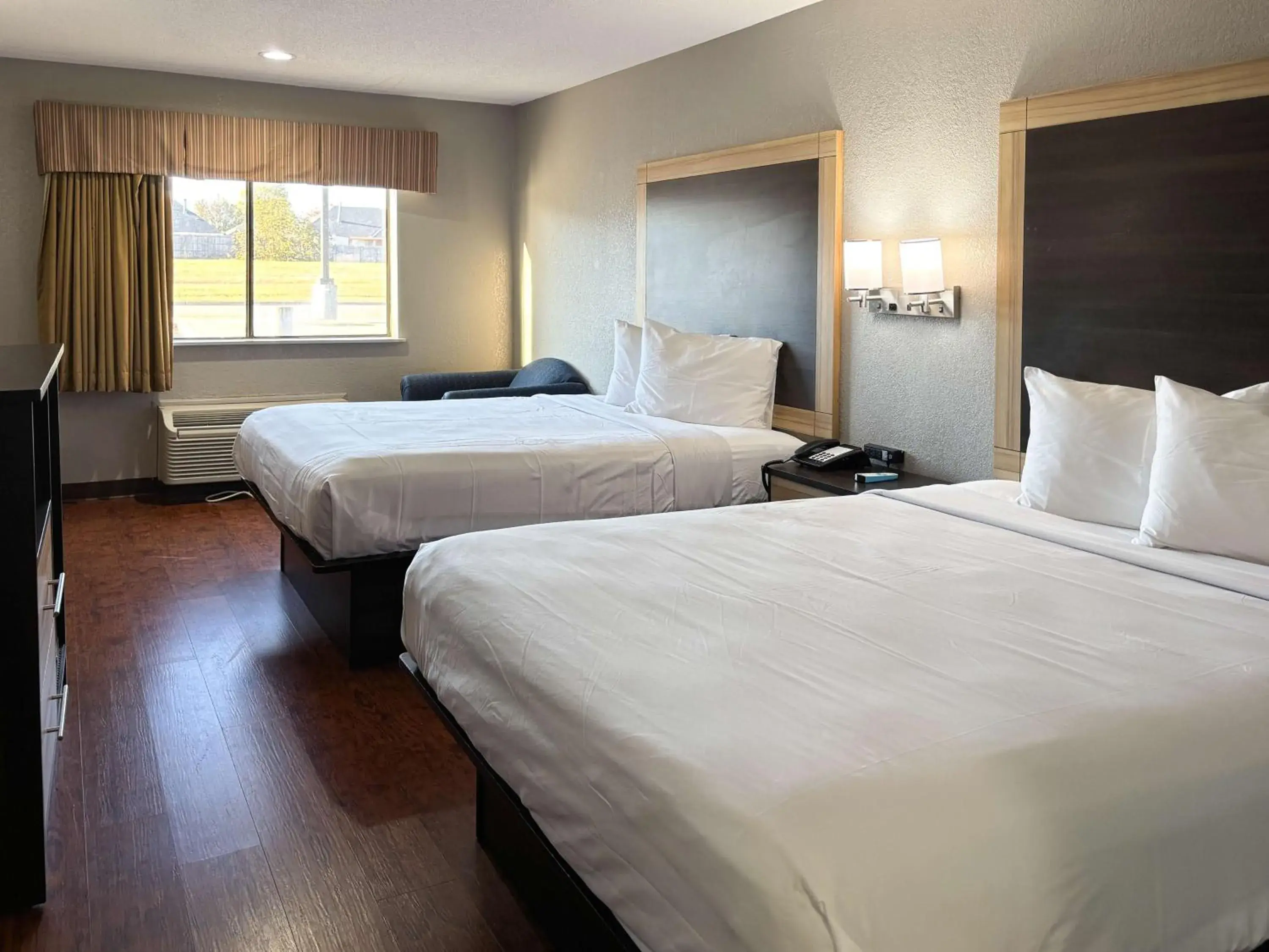 Queen Room with Two Queen Beds - Smoking in Econo Lodge - Prattville Queen Room with Two Queen Beds - Smoking in Econo Lodge - Prattville