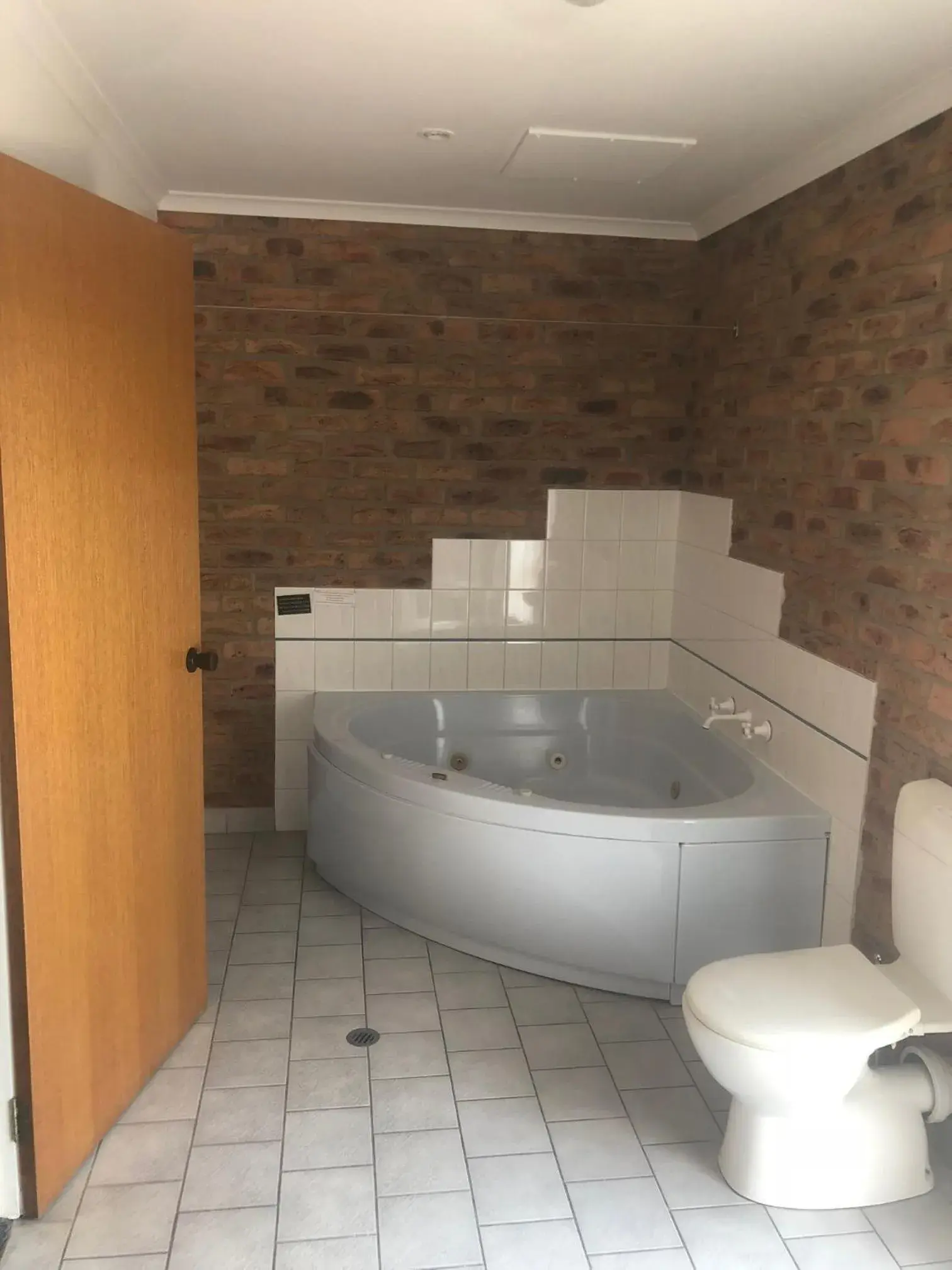 Queen Spa Suite in Mercure Port of Echuca Queen Spa Suite in Mercure Port of Echuca