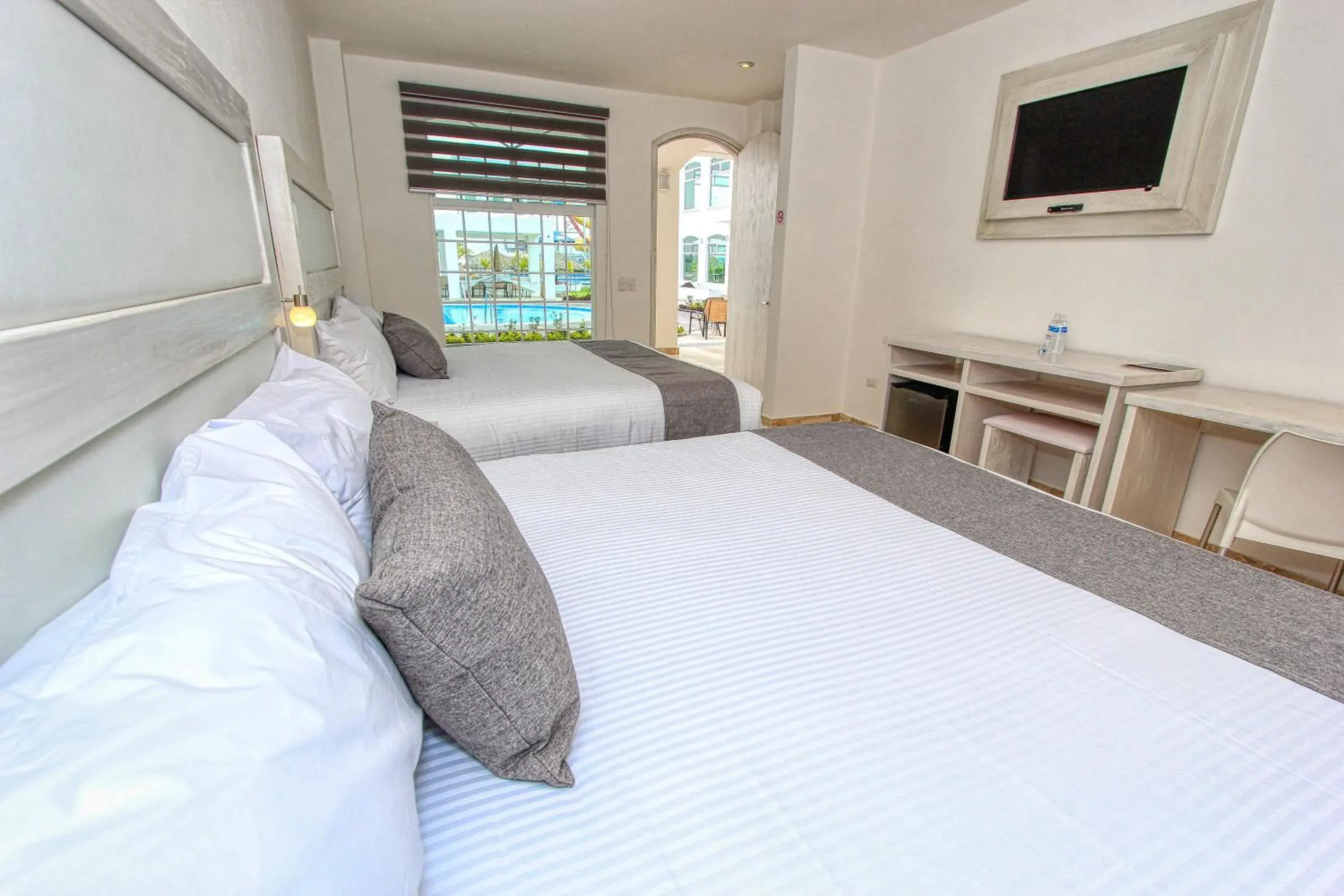 Standard Queen Room with Two Queen Beds in Hotel Splash Inn Standard Queen Room with Two Queen Beds in Hotel Splash Inn