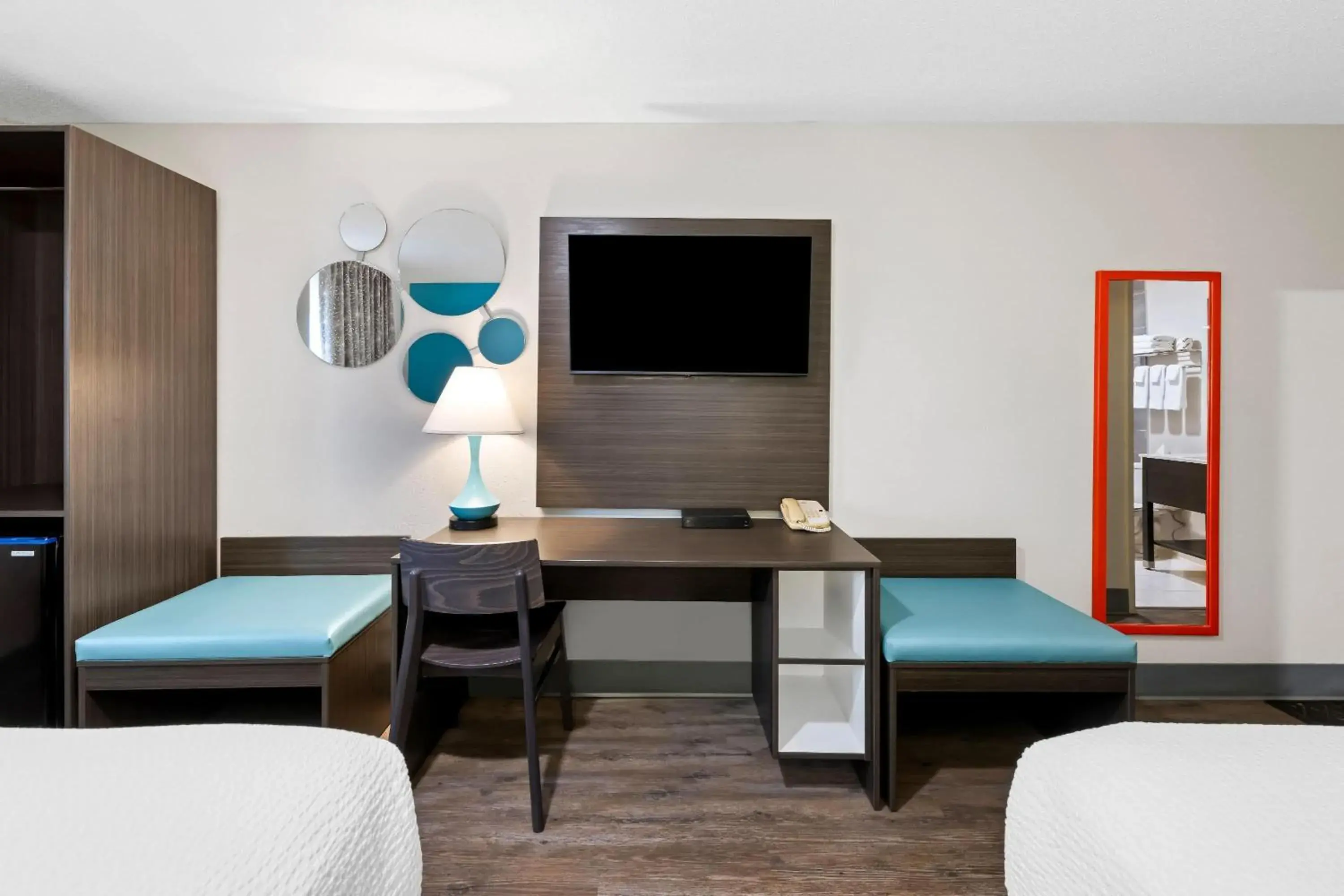 Superior Queen Room with Two Queen Beds and Roll-in Shower - Mobility Access/No Pets/Non-Smoking in Howard Johnson by Wyndham Thunder Bay Superior Queen Room with Two Queen Beds and Roll-in Shower - Mobility Access/No Pets/Non-Smoking in Howard Johnson by Wyndham Thunder Bay