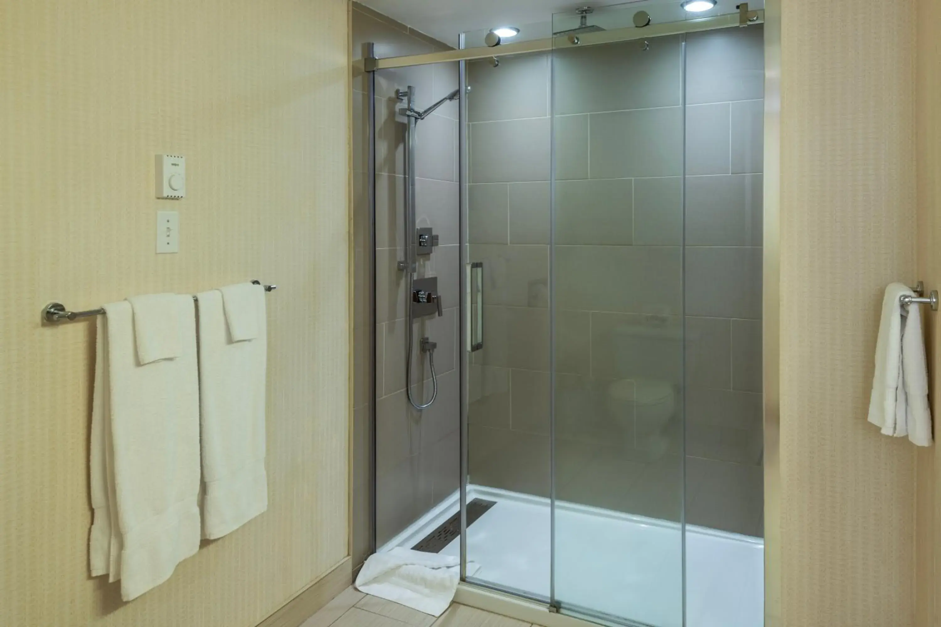 Queen Room with Two Queen Beds - Ground Floor in Comfort Inn Mont Laurier Queen Room with Two Queen Beds - Ground Floor in Comfort Inn Mont Laurier