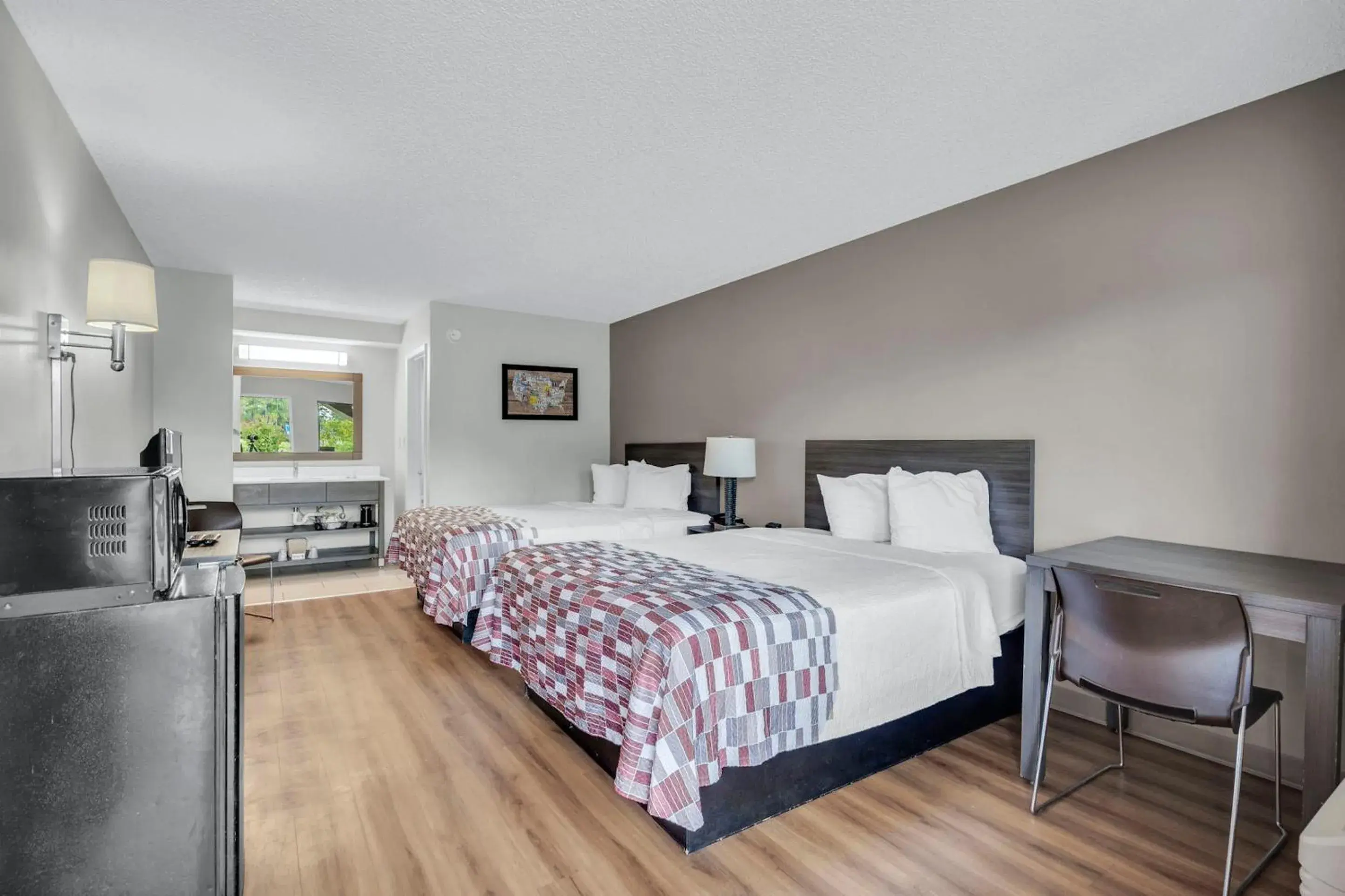 Deluxe Room with Two Queen Beds Disability Access Non-Smoking in Red Roof Inn MacClenny Deluxe Room with Two Queen Beds Disability Access Non-Smoking in Red Roof Inn MacClenny