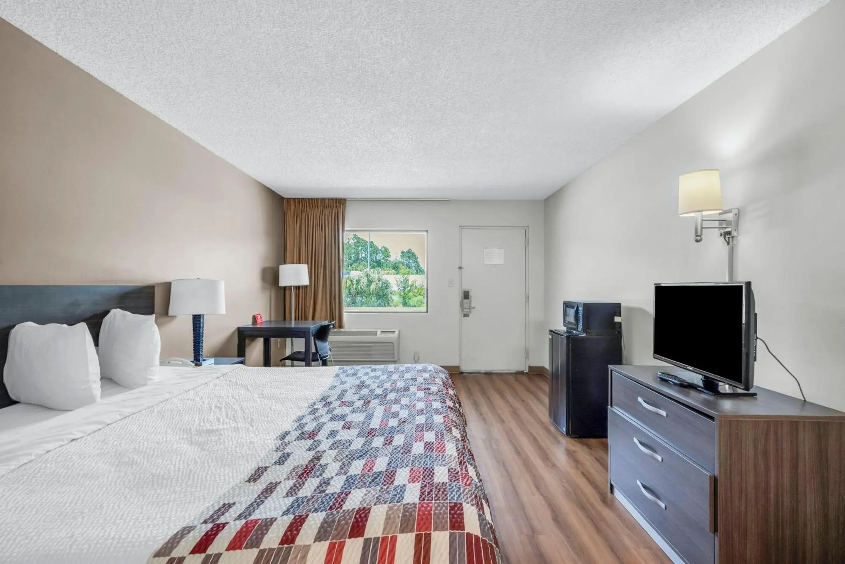 Suite King Room Non-Smoking in Red Roof Inn MacClenny Suite King Room Non-Smoking in Red Roof Inn MacClenny