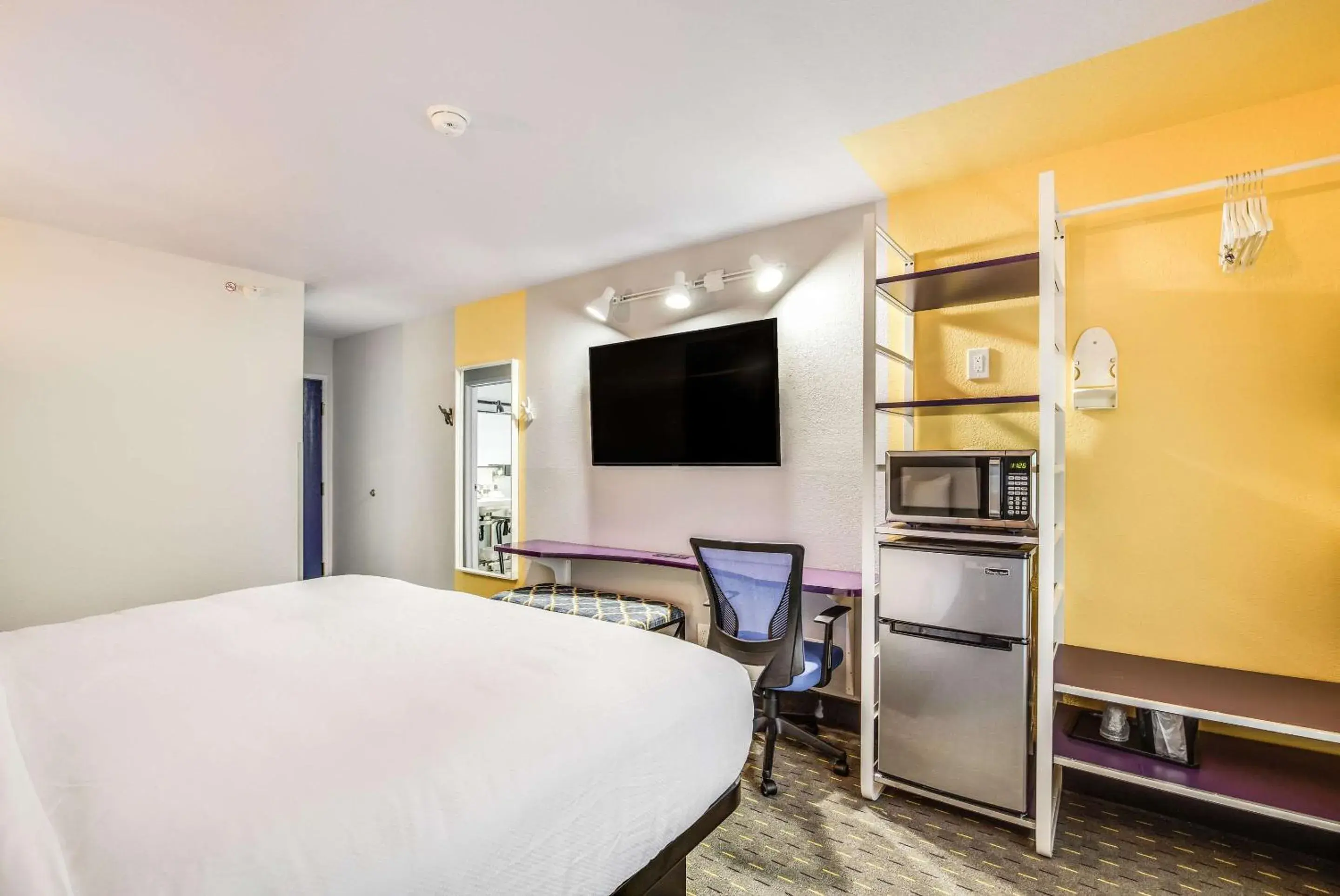 Standard King Room - Non Smoking in Clarion Pointe Tallahassee-State Capitol Standard King Room - Non Smoking in Clarion Pointe Tallahassee-State Capitol