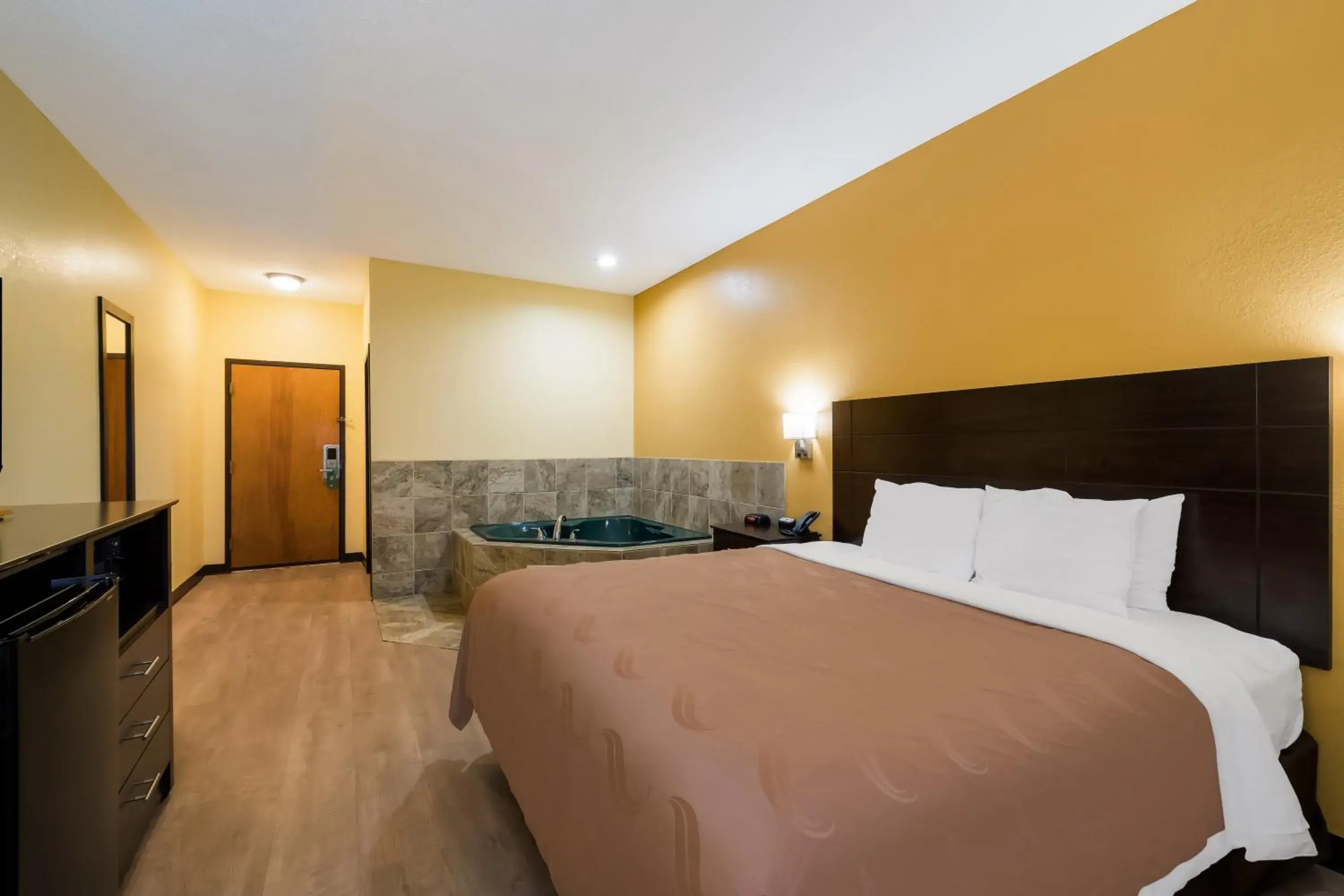 King Room with Whirlpool - Non Smoking/Ground floor/Interior Hall in Quality Inn Jefferson at I-85 King Room with Whirlpool - Non Smoking/Ground floor/Interior Hall in Quality Inn Jefferson at I-85