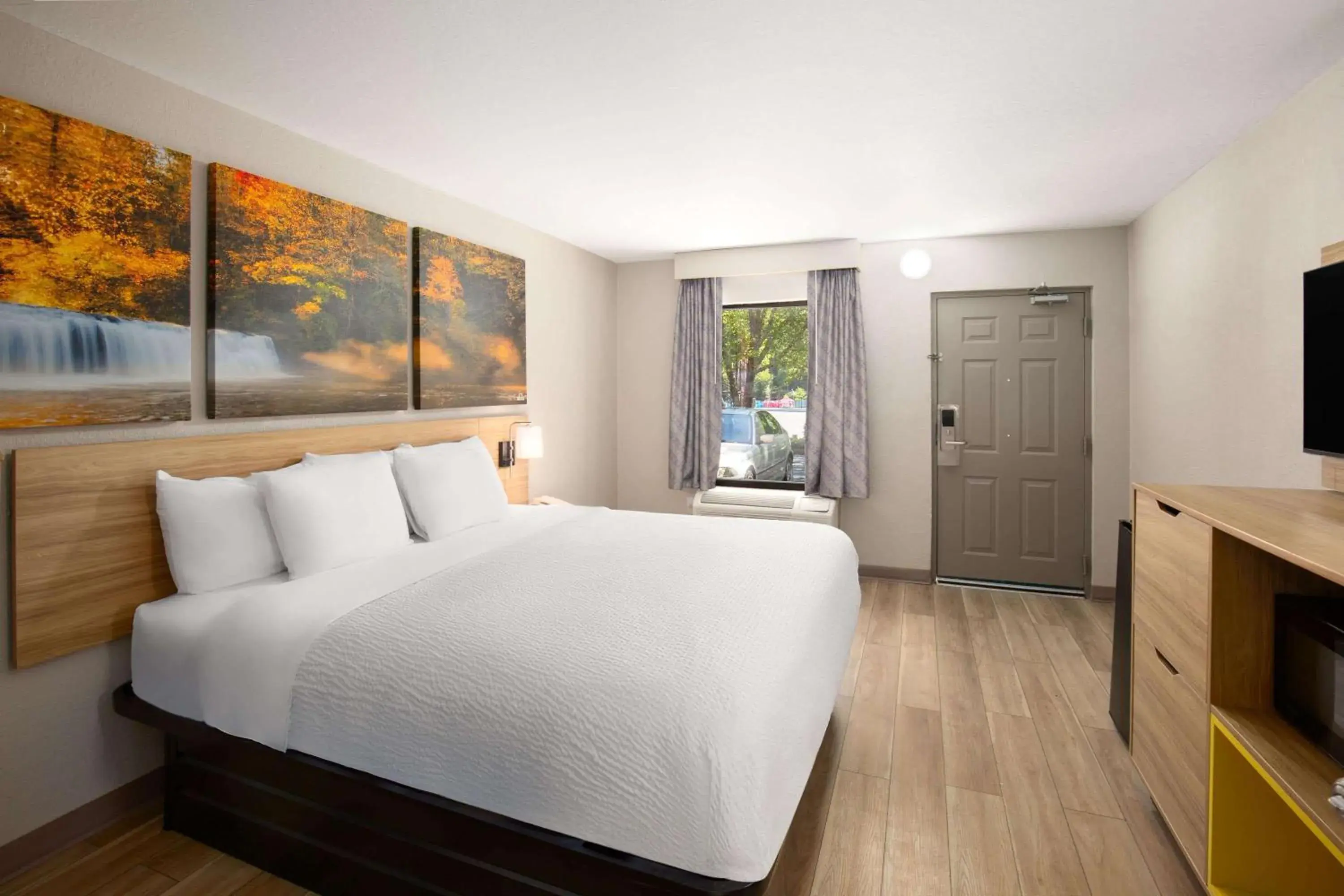 Queen Room with Bathtub - Mobility Accessible/Non-Smoking in Days Inn by Wyndham Helen Queen Room with Bathtub - Mobility Accessible/Non-Smoking in Days Inn by Wyndham Helen