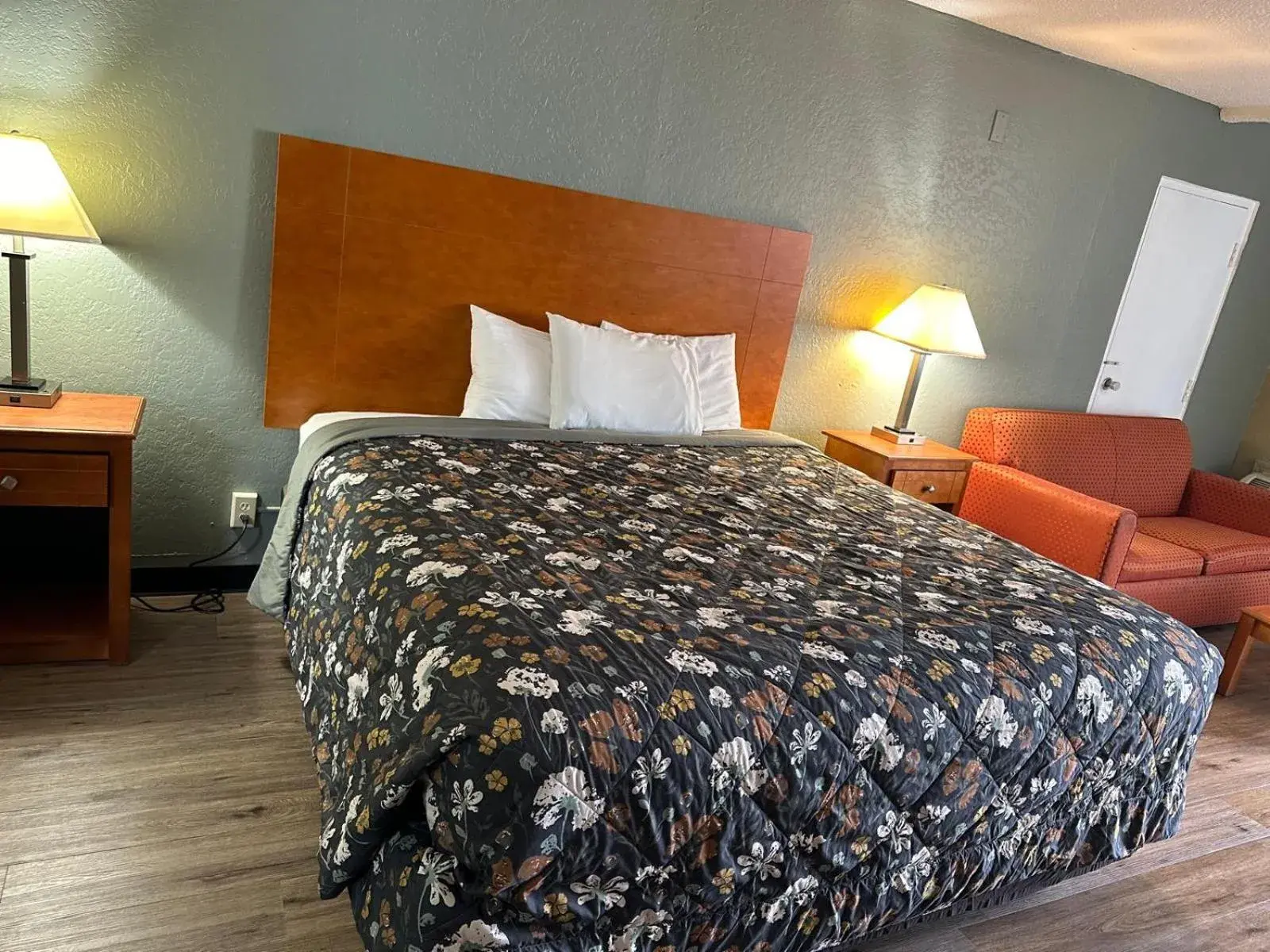 King Room - Smoking in Rodeway Inn Stone Mountain King Room - Smoking in Rodeway Inn Stone Mountain