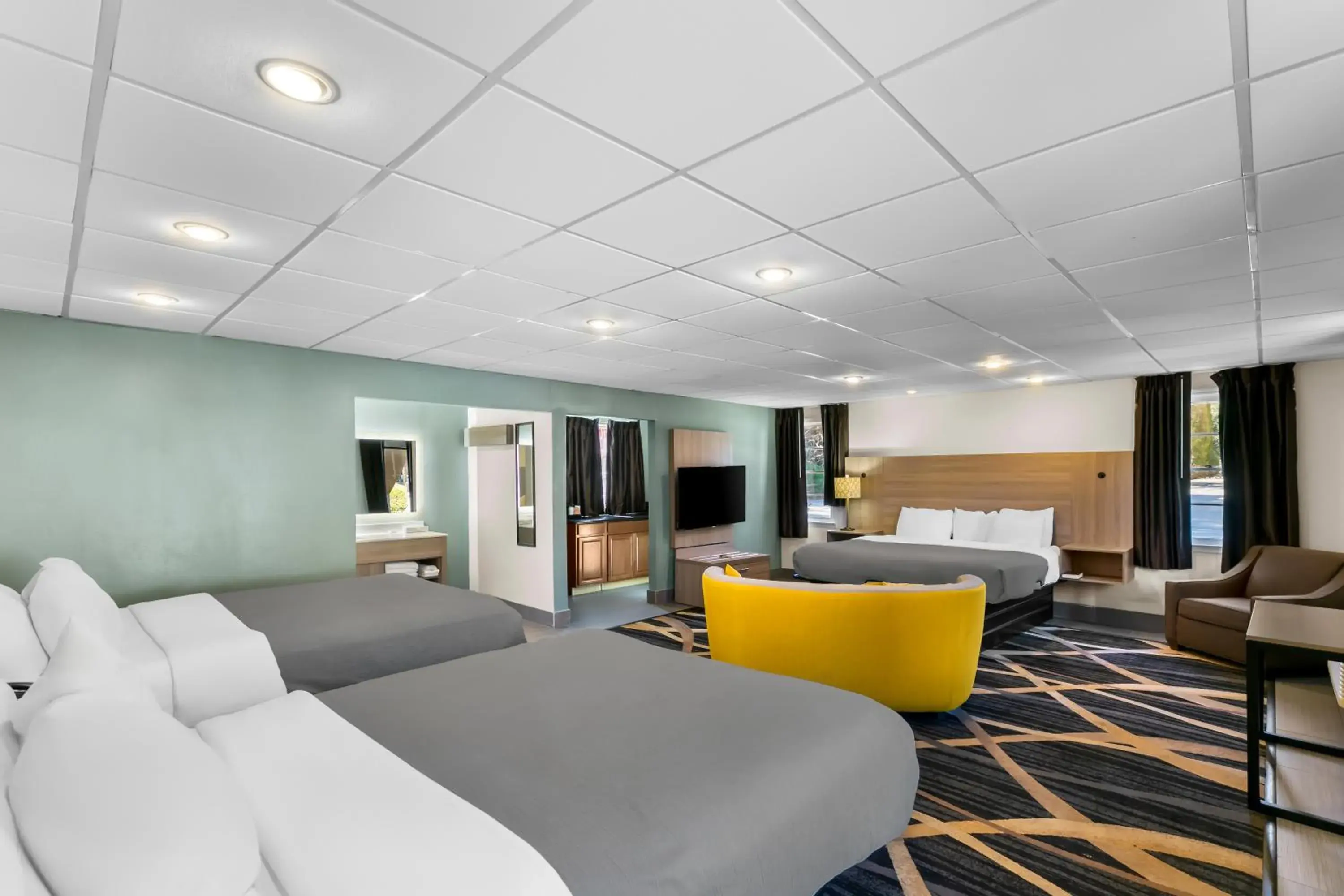 Room with One King Bed and Two Queen Beds - Non-Smoking in Quality Inn Downtown Helen Room with One King Bed and Two Queen Beds - Non-Smoking in Quality Inn Downtown Helen