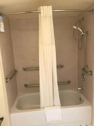 King Room - Accessible/Non-Smoking in Quality Inn Byron King Room - Accessible/Non-Smoking in Quality Inn Byron