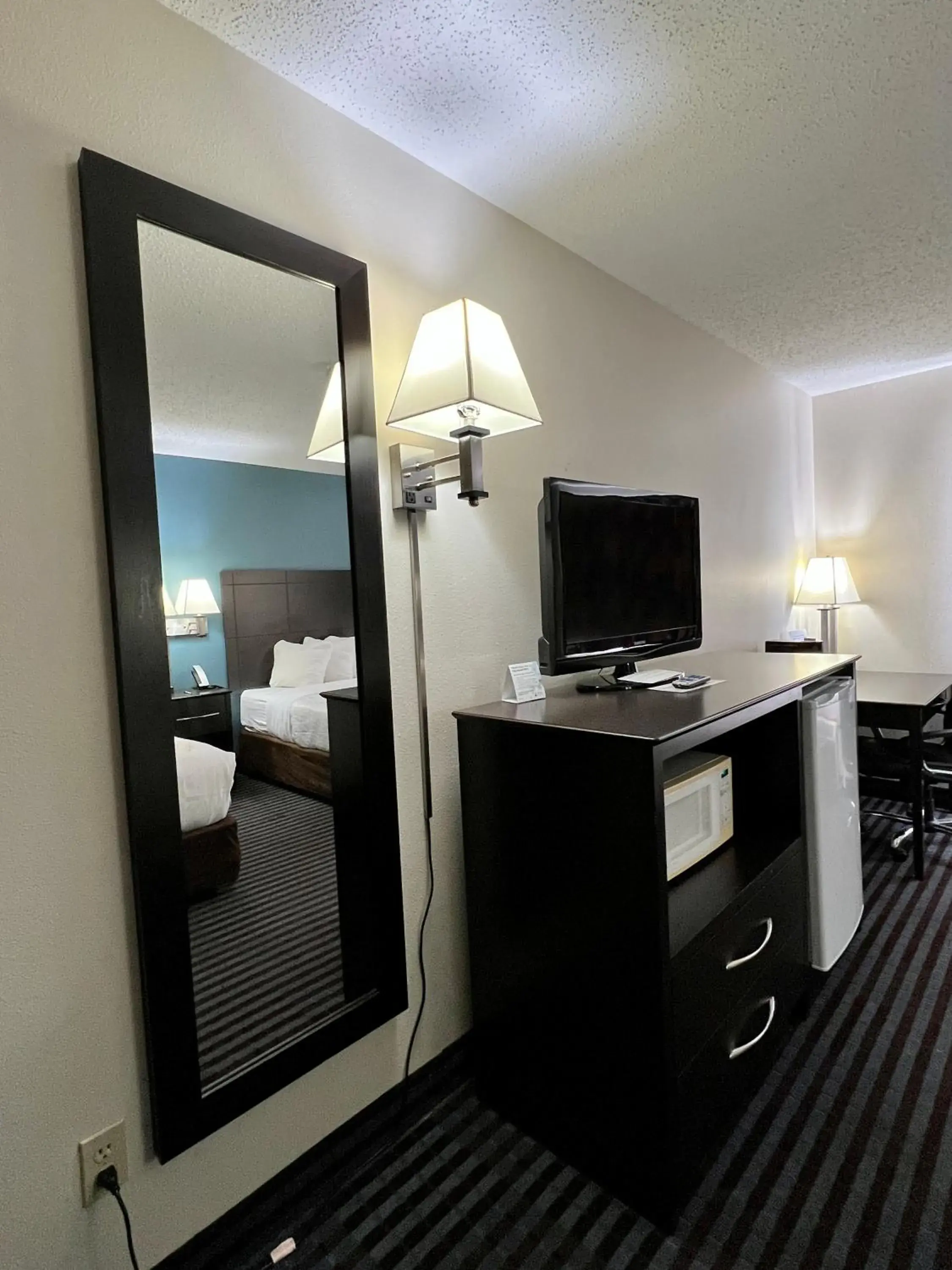 Suite with Hot Tub in Reston Inn & Suites Suite with Hot Tub in Reston Inn & Suites