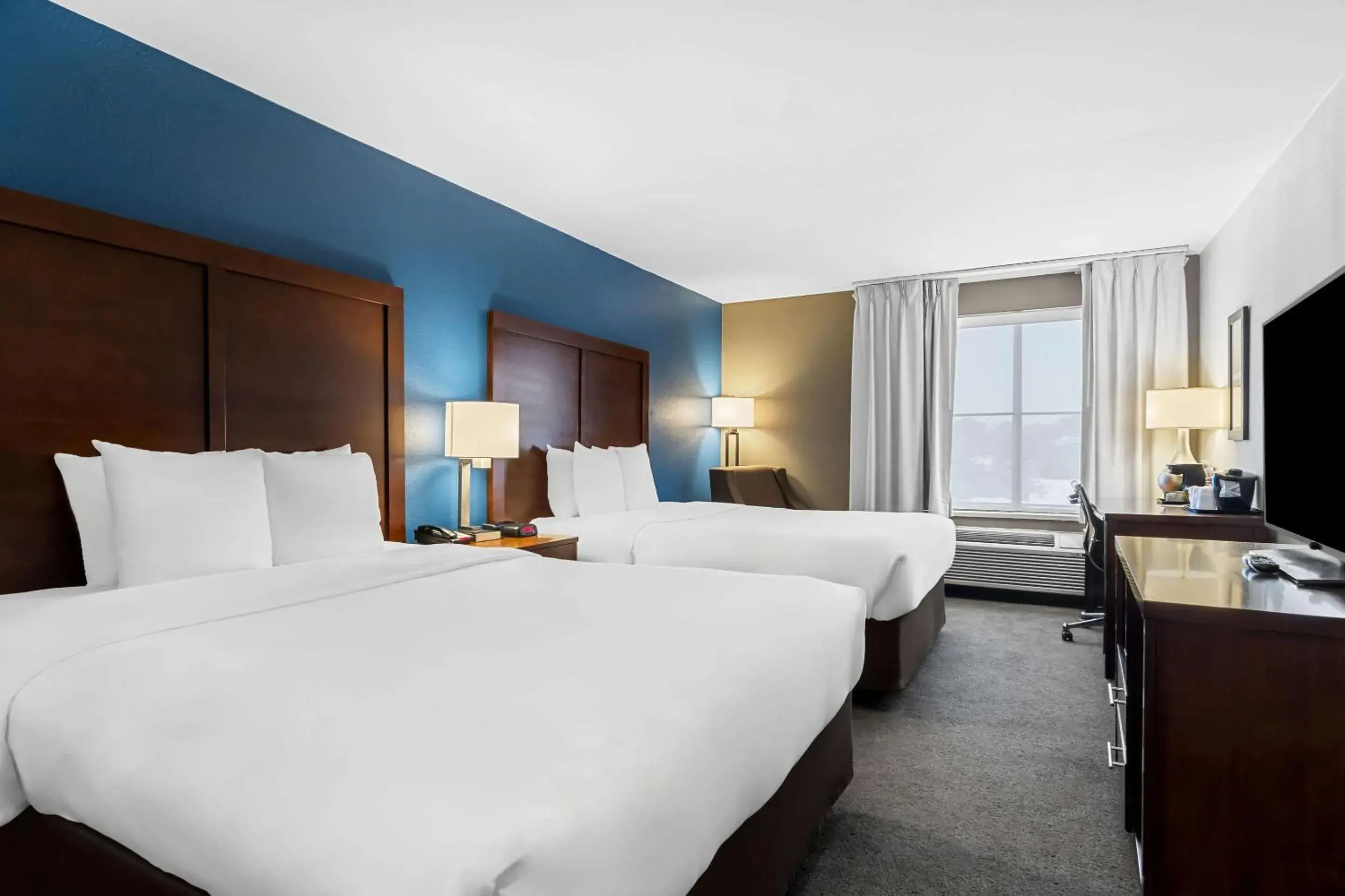 Queen Room with Two Queen Beds - Non-Smoking in Comfort Inn & Suites near Tinley Park Amphitheater Queen Room with Two Queen Beds - Non-Smoking in Comfort Inn & Suites near Tinley Park Amphitheater