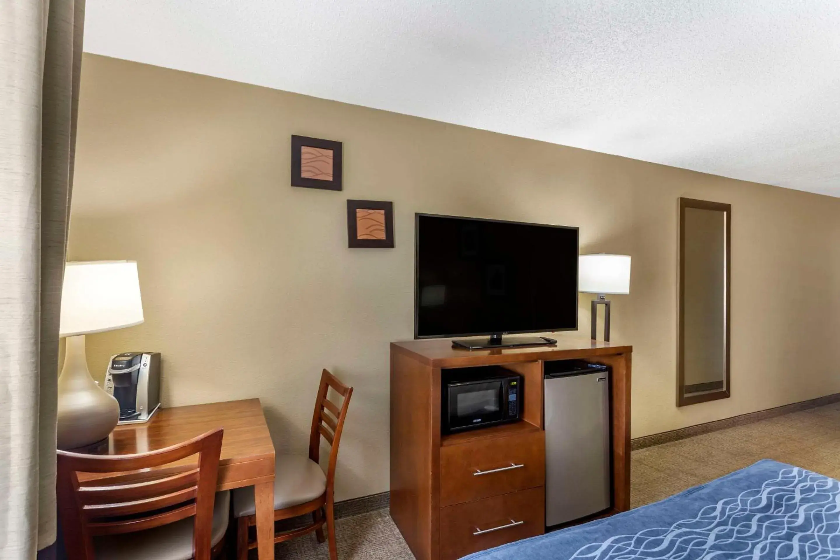 Queen Room - Disability Access/Non-Smoking in Comfort Inn Gurnee near Six Flags Queen Room - Disability Access/Non-Smoking in Comfort Inn Gurnee near Six Flags