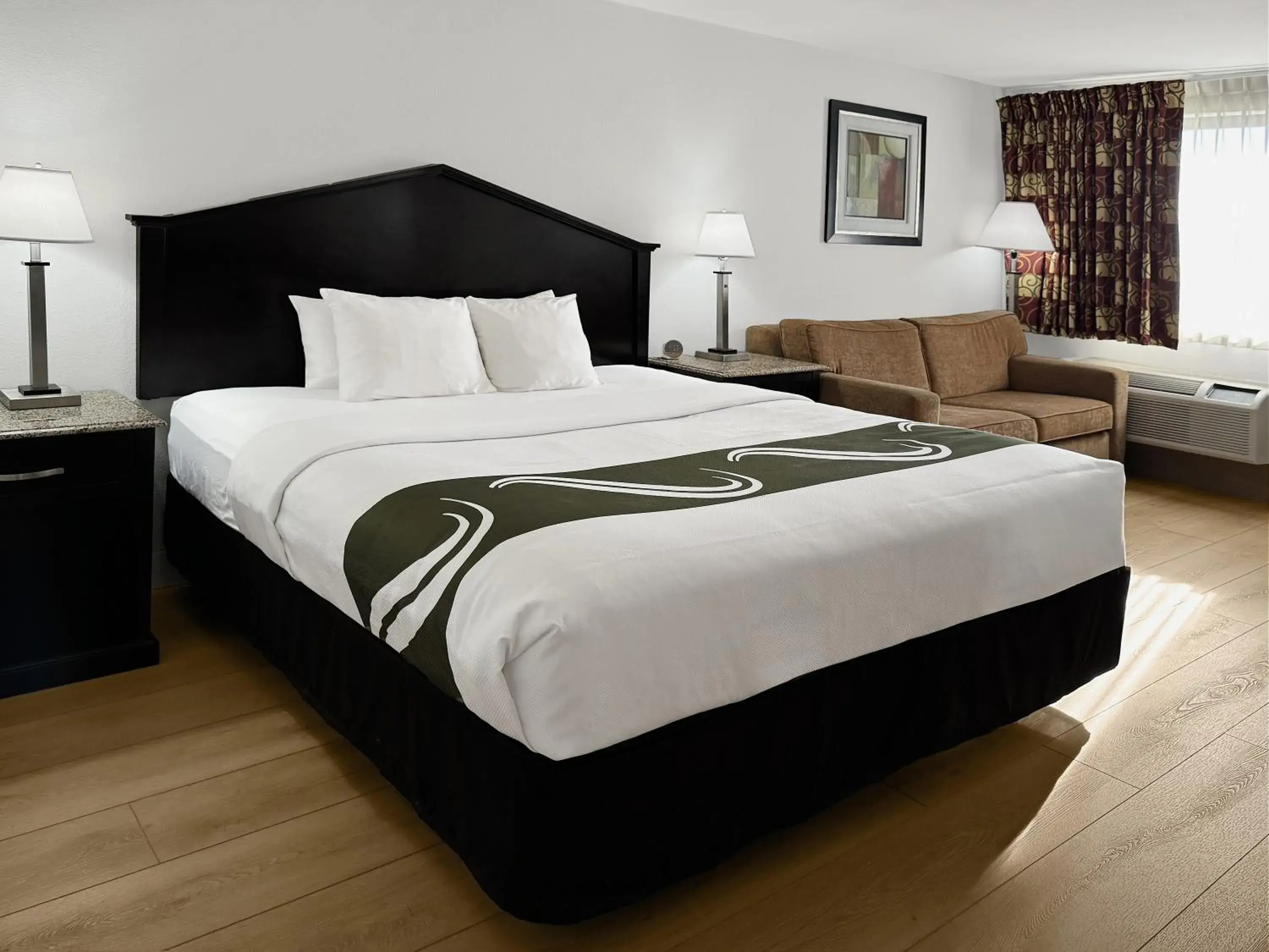 Standard King Room with Tub - Accessible/Non-Smoking in Quality Inn Fort Wayne Standard King Room with Tub - Accessible/Non-Smoking in Quality Inn Fort Wayne