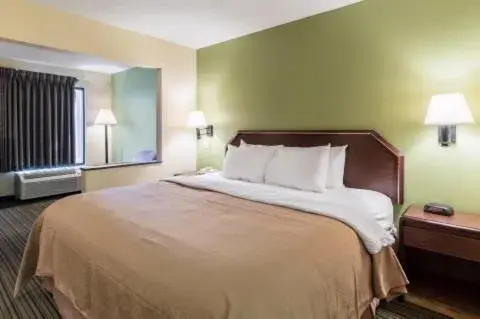 King Room - Accessible/Non-Smoking in Quality Inn Alexandria King Room - Accessible/Non-Smoking in Quality Inn Alexandria