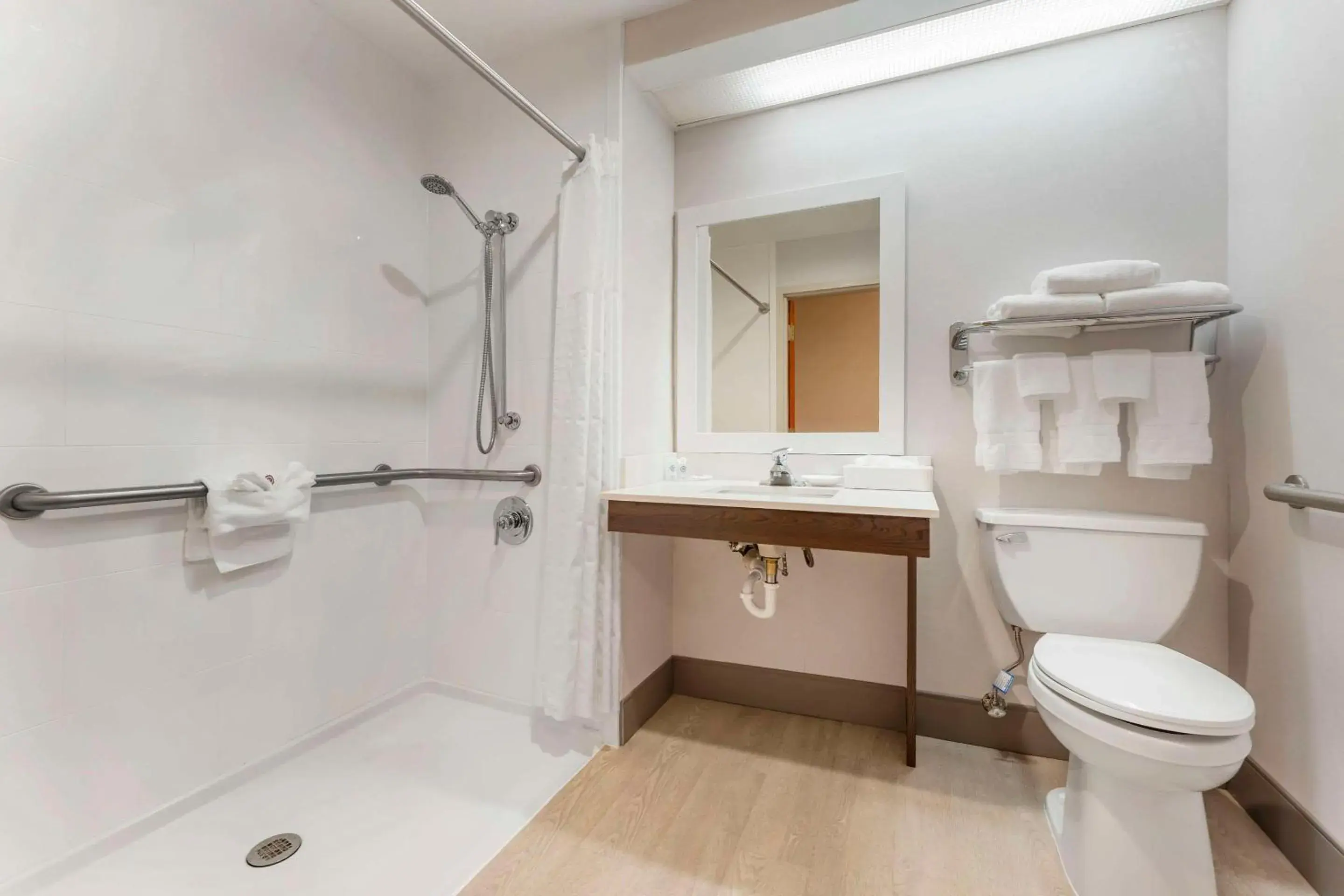 King Room - Accessible/Non-Smoking in Comfort Inn & Suites LaVale - Cumberland King Room - Accessible/Non-Smoking in Comfort Inn & Suites LaVale - Cumberland