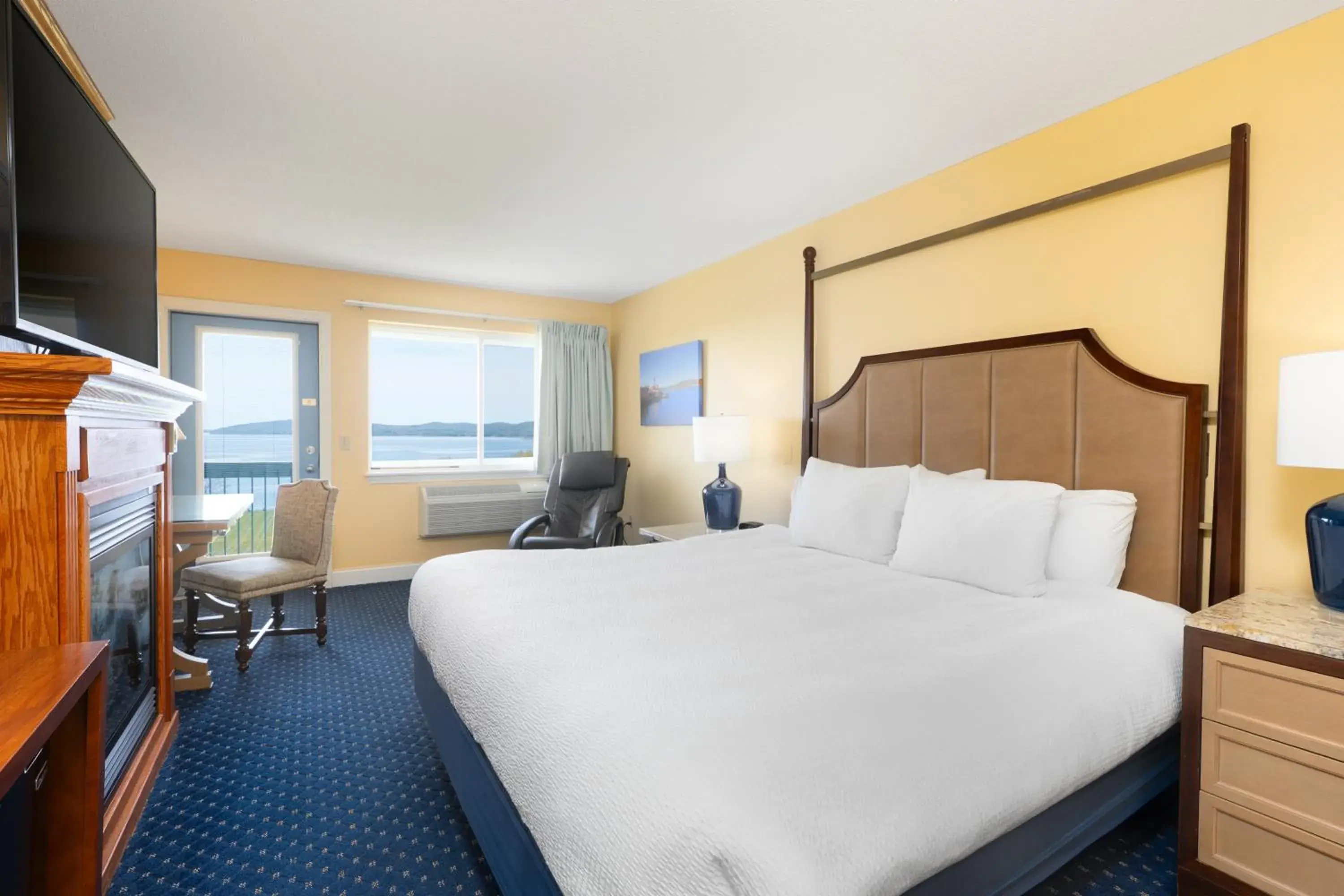 Bay View King with Fireplace Top Floor - single occupancy in Fireside Inn, Ocean's Edge Bay View King with Fireplace Top Floor - single occupancy in Fireside Inn, Ocean's Edge