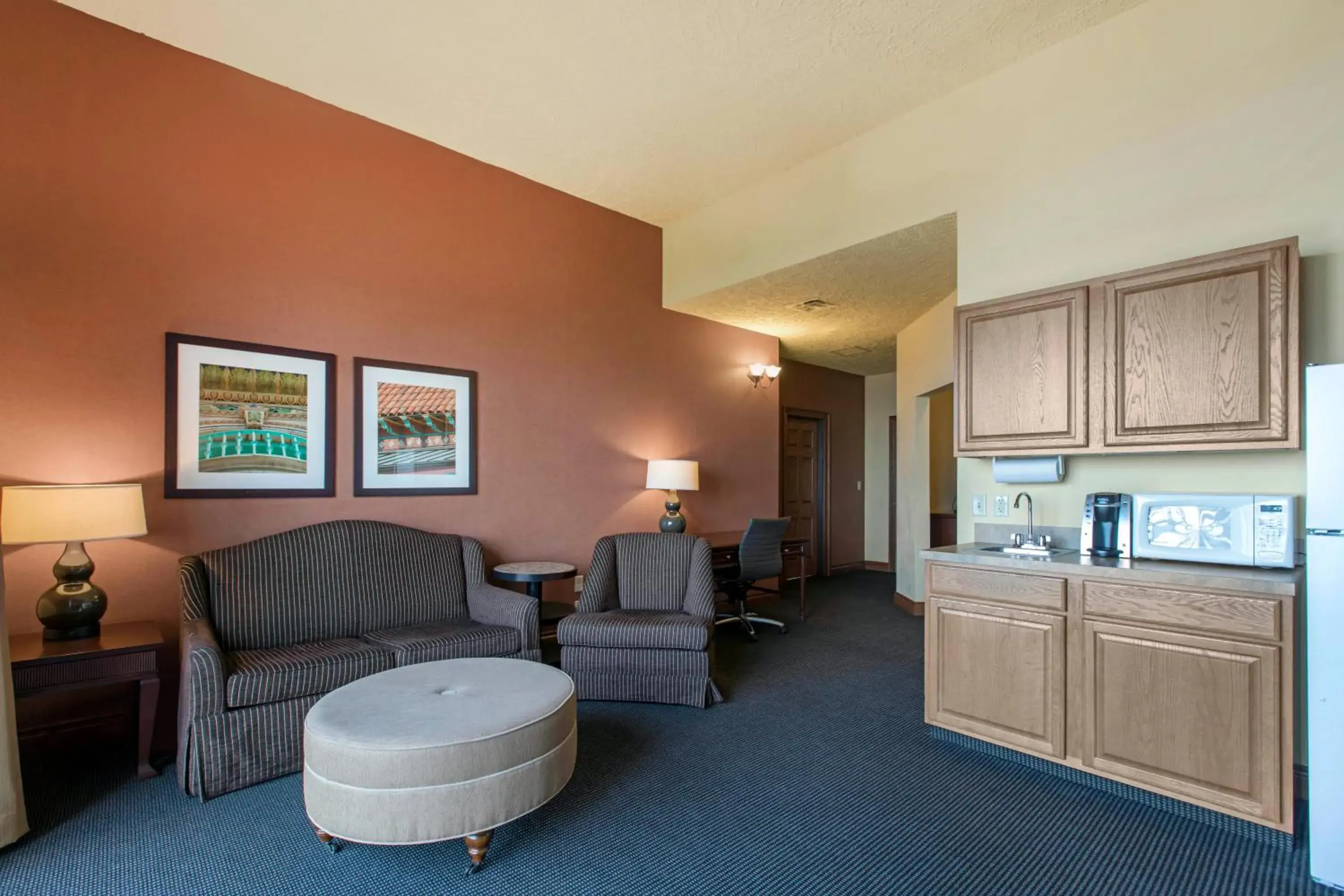 King Suite - Non-Smoking in Shoreline Inn & Conference Center, an Ascend Collection Hotel King Suite - Non-Smoking in Shoreline Inn & Conference Center, an Ascend Collection Hotel