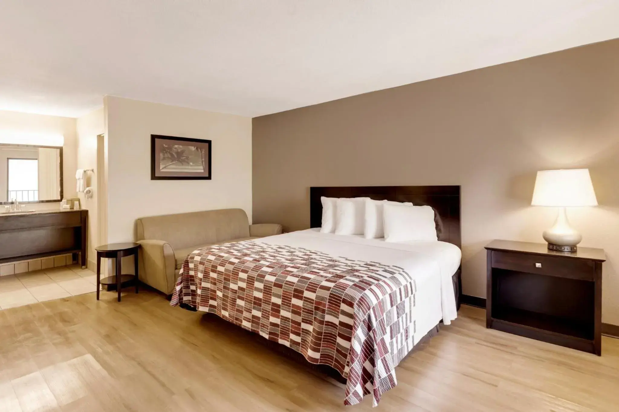 Standard King Room Disability Access Smoking in Red Roof Inn Gulfport - Biloxi Airport Standard King Room Disability Access Smoking in Red Roof Inn Gulfport - Biloxi Airport