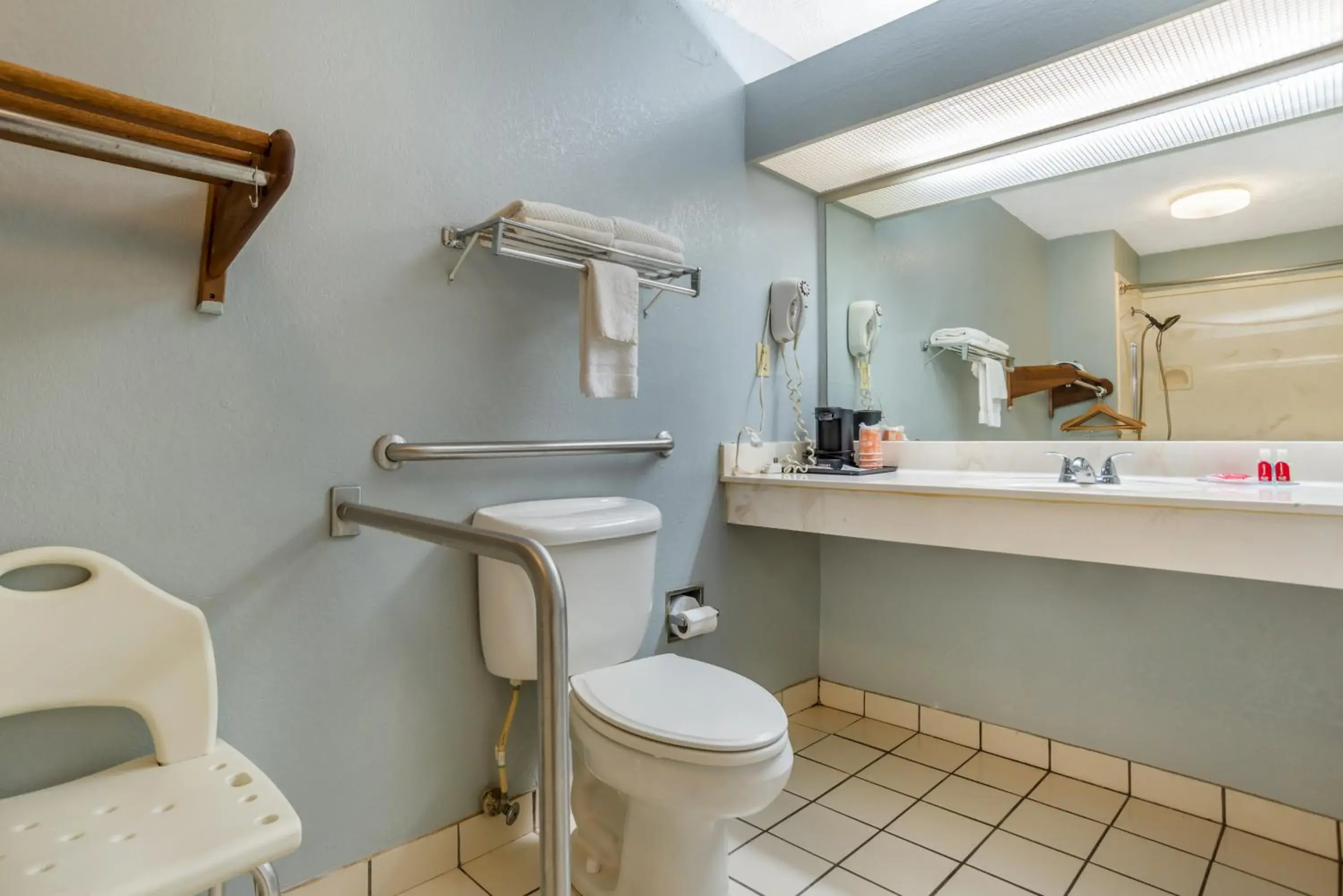 King Room - Accessible/Smoking in Econo Lodge Inn & Suites King Room - Accessible/Smoking in Econo Lodge Inn & Suites