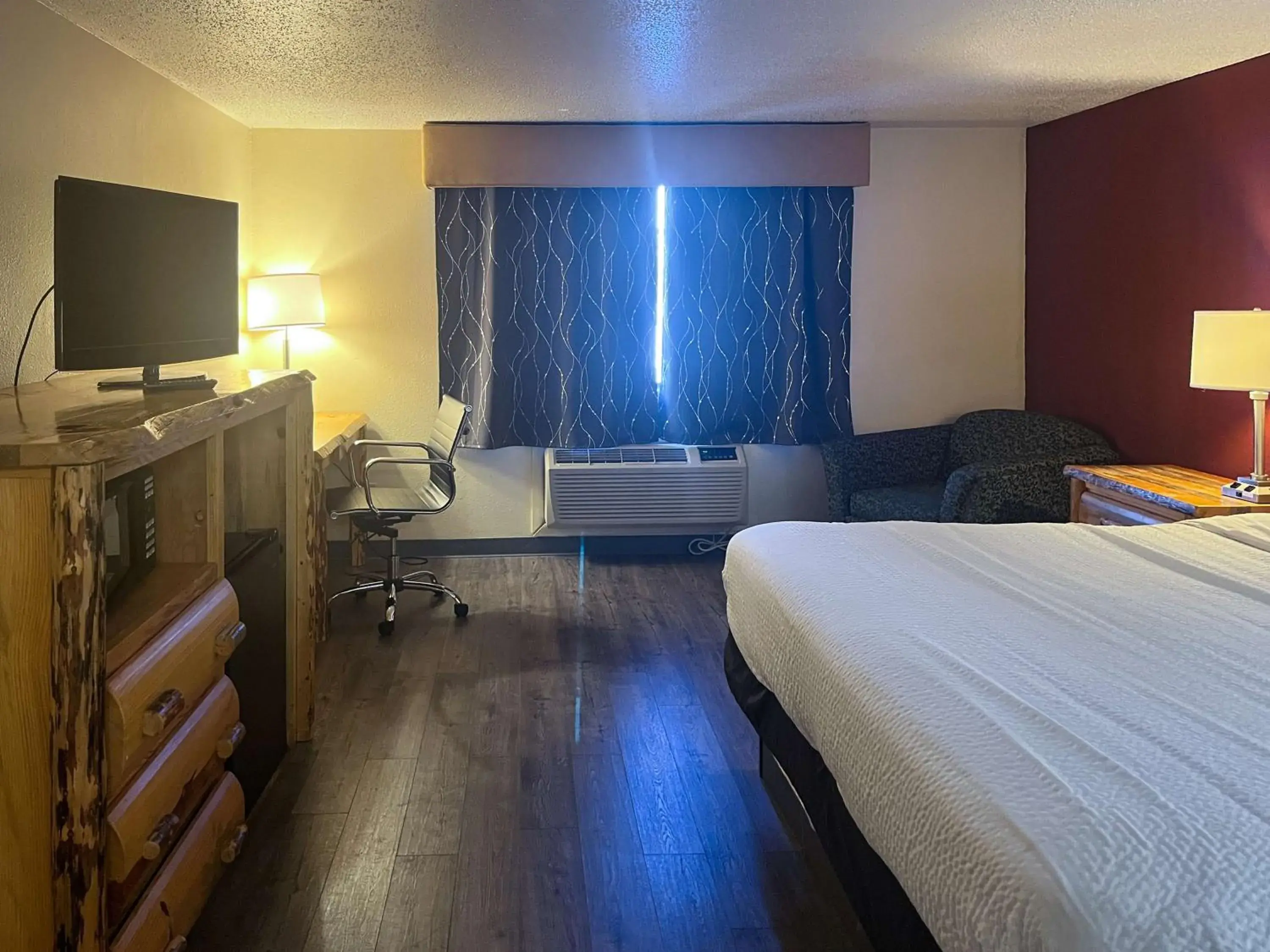 King Room with Roll-in Shower - Disability Access - Non-Smoking in Ramada by Wyndham Butte King Room with Roll-in Shower - Disability Access - Non-Smoking in Ramada by Wyndham Butte