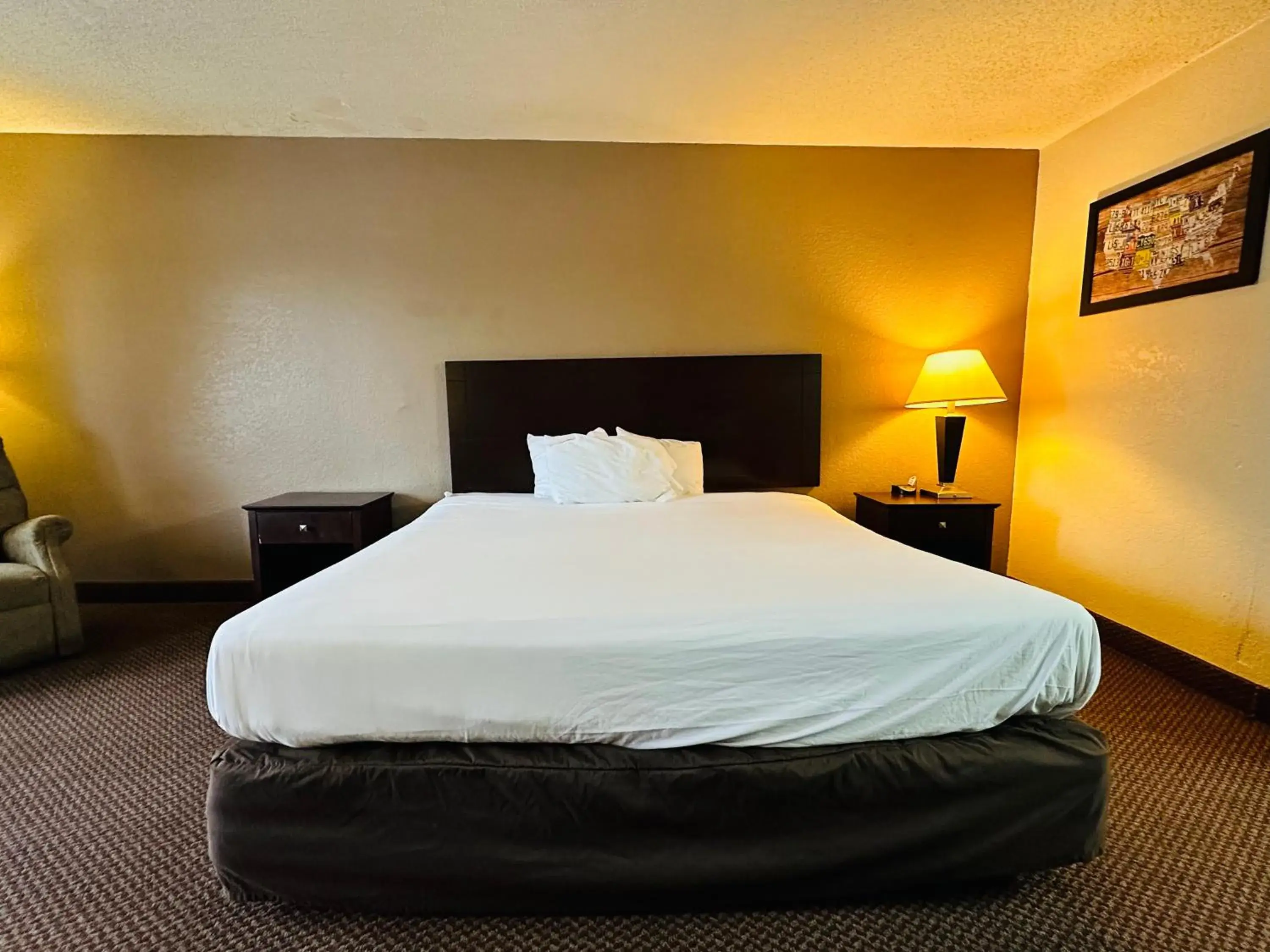 King Room with Tub - Disability Access/Non Smoking/Exterior Hall in Econo Lodge King Room with Tub - Disability Access/Non Smoking/Exterior Hall in Econo Lodge