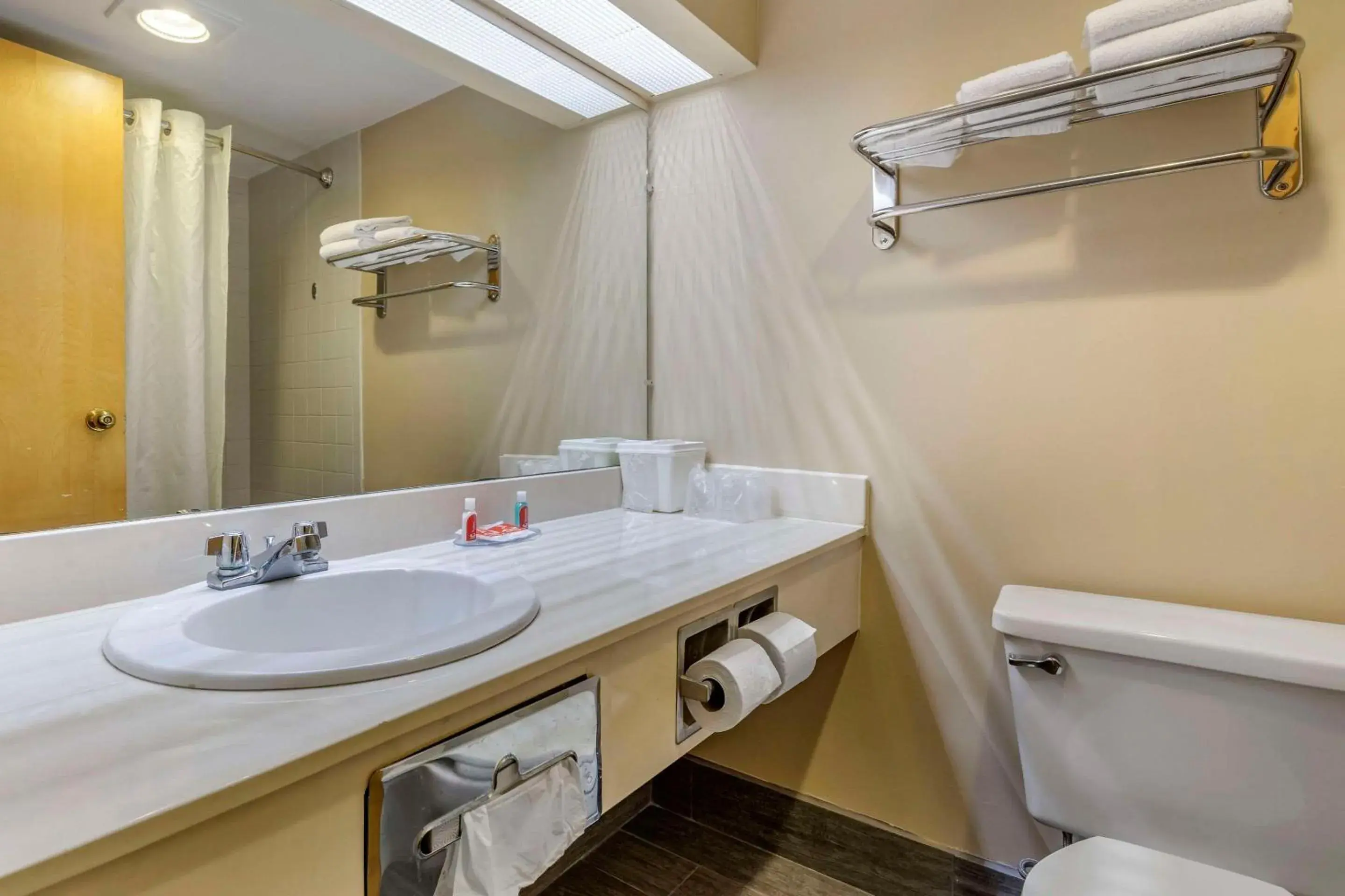 Double Room with Two Double Beds - Non-Smoking in Econo Lodge & Suites Southern Pines - Pinehurst Double Room with Two Double Beds - Non-Smoking in Econo Lodge & Suites Southern Pines - Pinehurst