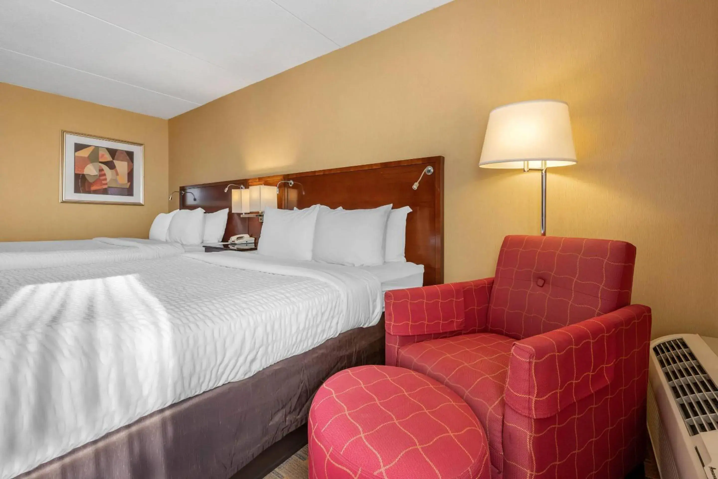 Queen Room with Two Queen Beds - Non-Smoking in Clarion Hotel Conference Center on Lake Erie Queen Room with Two Queen Beds - Non-Smoking in Clarion Hotel Conference Center on Lake Erie