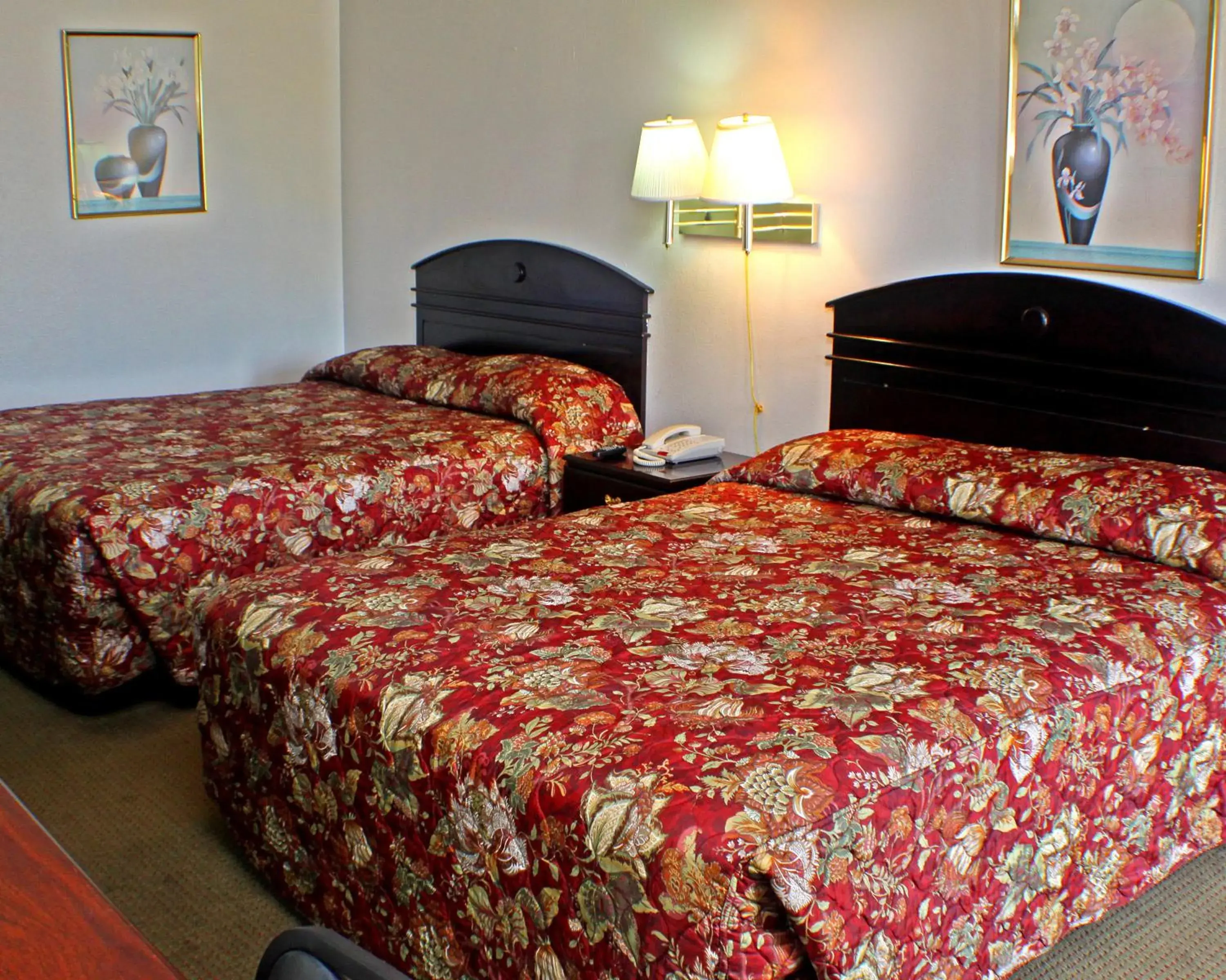 Queen Room with Two Queen Beds - single occupancy - Smoking in American Dream Inn Queen Room with Two Queen Beds - single occupancy - Smoking in American Dream Inn