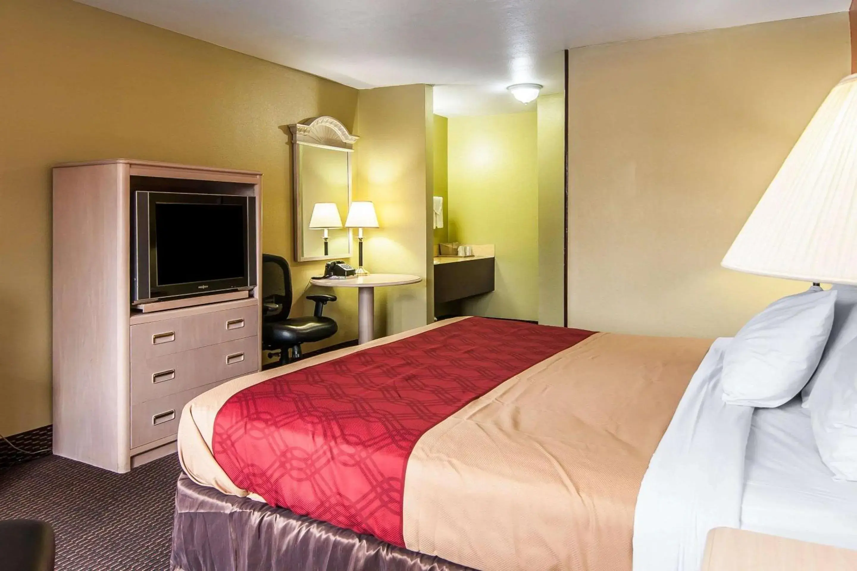 King Room - Non-Smoking in Rodeway Inn Willamette River King Room - Non-Smoking in Rodeway Inn Willamette River